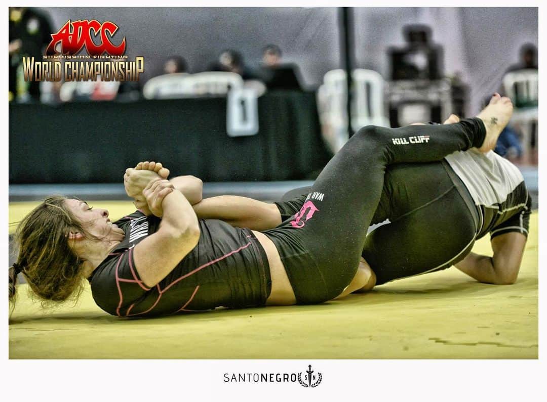 マッケンジー・ダーンのインスタグラム：「Toe hold 😬 @wartribegear @elitesportscompany」