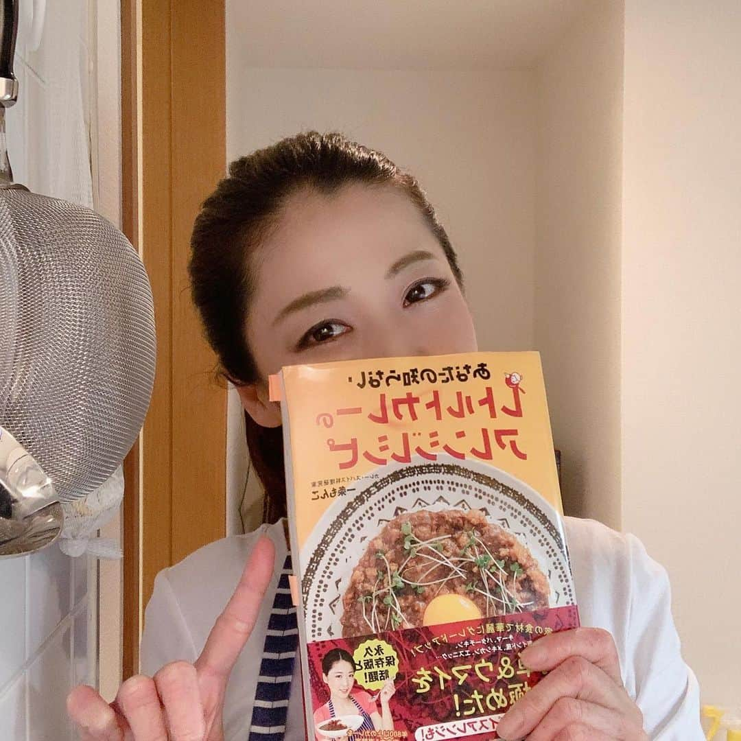 一条もんこさんのインスタグラム写真 - (一条もんこInstagram)「レトルトカレーアレンジ。  またしても鯖缶。 昨日の鯖缶ビリヤニに合わせても、、！ 南インド風鯖カレー  レトルトカレー 1袋 鯖缶　120g 汁ごと にんにくチューブ　小1 粒マスタード 大2  すべてを鍋に入れて、沸騰したら3分煮込むだけ。  レトルトカレーのアレンジで、おすすめを知りたいというお声がありましたので、いくつか公開させていただきます。  昨年出版した、 『レトルトカレーのアレンジレシピ』。 100円前後のレトルトカレーをひと工夫してさらに美味しい料理に変えるテクニックが65品以上。コスパ最強です。 自粛期間の味方！！ #カレー#curry#レトルトカレー#アレンジ#レトルトカレーのアレンジレシピ#料理本#扶桑社#65品以上#レシピ#簡単レシピ#コスパ最強#100円カレー#さらに美味しく# #自粛のお助け本#レシピ本#一条もんこ」5月5日 9時50分 - monko1215