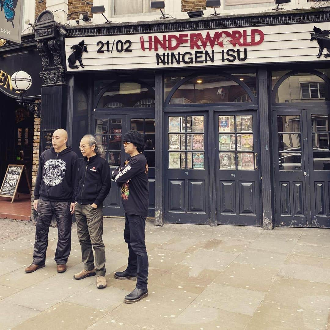 人間椅子さんのインスタグラム写真 - (人間椅子Instagram)「🇬🇧 #ningenisu #eutour #underworldcamden #japanesehardrock #撮影時のオフショット  #記念撮影 #ロンドンライブ」5月5日 9時51分 - ningen_isu