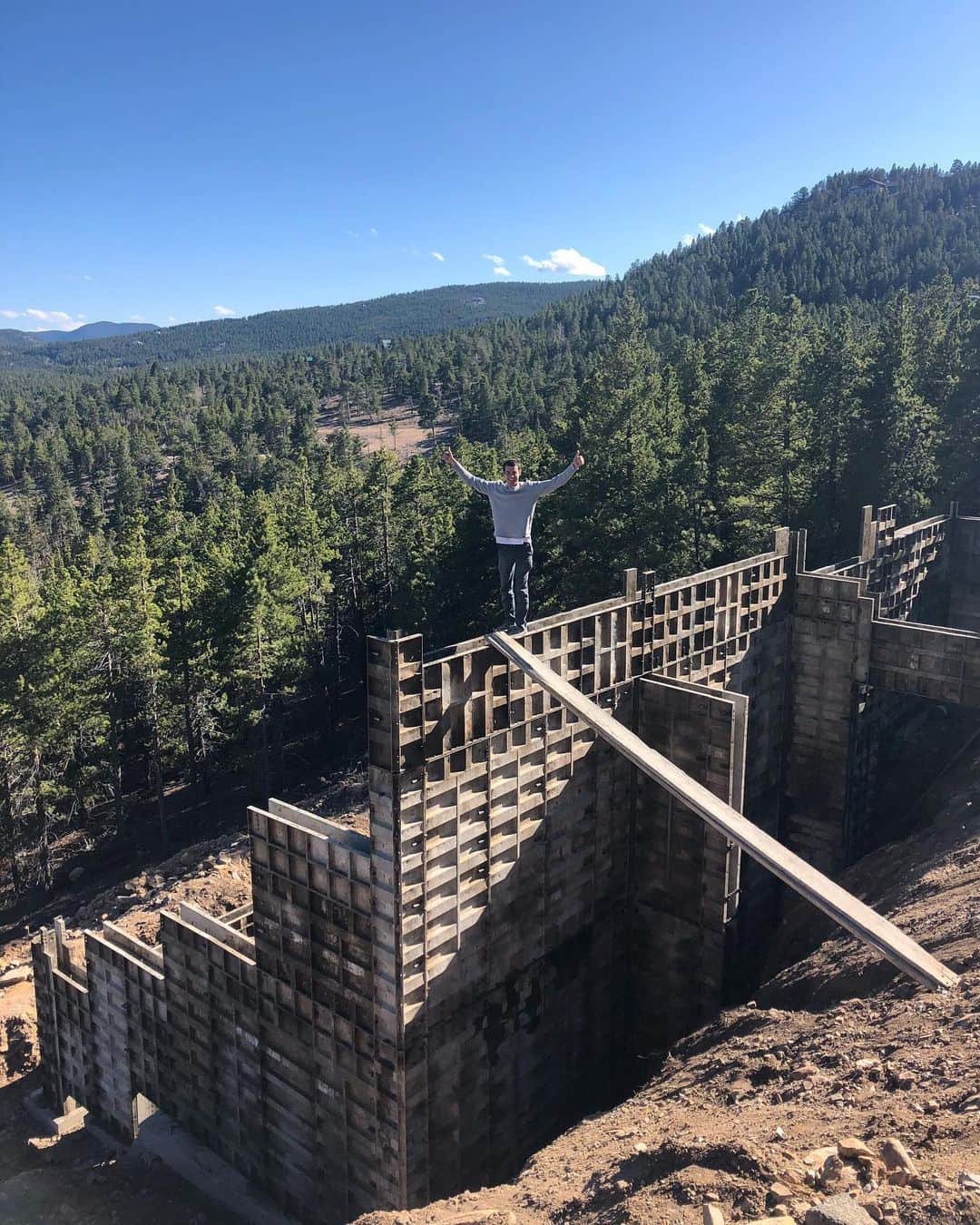 ポール・ロビンソンのインスタグラム：「Wow 🏡 ... I will live here one day soon 😃 A ton of work to go but progress is being made!」
