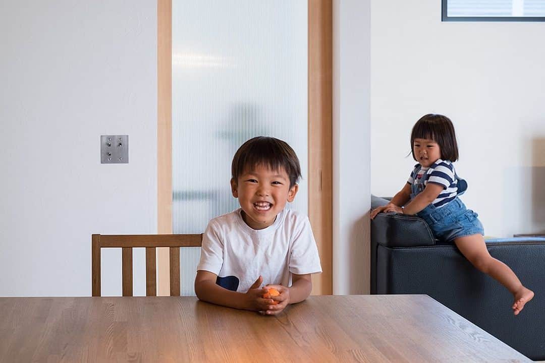 ソラマド香川のインスタグラム：「家族が笑顔になる暮らし方。 ・ ・ --------------------------------------- ★「ソラマドの家」資料請求はこちら ・ → @request.soramadokagawa ・ ★もっと施工事例を見たい方はこちら ・ → @soramado_kagawa --------------------------------------- ・ ・ #ソラマド香川 ・ #おうち時間#コロナに負けるな ソラマド香川では、コロナウイルスの感染拡大を受け、お客様及びスタッフの健康と安全を第一に配慮した運営と対策をしております。 詳しくはホームページをご確認ください。 ・ ・ #ガレージハウス#外観デザイン#マイホーム#新築#自由設計#シンプルな暮らし#自然光#暮らしを楽しむ#空間デザイン#soramado#ソラマド#家づくり#中庭のある家#カフェスタイル#自然素材#漆喰#自然素材の家#コートハウス#空#ウッドデッキ#注文住宅#中庭#おしゃれな家#ソラマドキッチン#設計事務所#センコー産業」