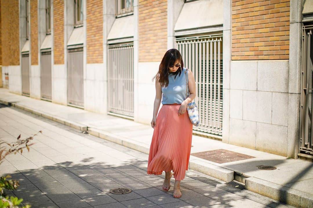 田中幸恵のインスタグラム：「____ . @cen.___jp  VERY STORE 別注カラー . ☑︎サンゴ . 水色との相性も抜群🙆‍♀️ . . @chiakisinsta  さんへ このカラー、やっぱり絶妙過ぎます♡ . パウダーブルーも可愛いし、どっちにしようか本気で迷う🤔🤔 . . ⚠︎裸足に見えるけど、ちゃんとサンダル履いてます笑  #cen_jp  #プリーツスカート」