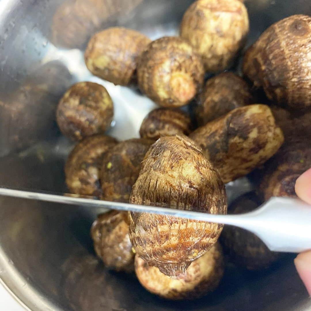 馬場裕之さんのインスタグラム写真 - (馬場裕之Instagram)「里芋をオリーブオイルで🥔 材料 里芋 塩 エキストラバージンオリーブオイル 黒胡椒 ①里芋を洗って泥を落とします ②里芋に一周切れ目を入れます 包丁の根元から切ると良いですよ。 （これは食べる時に皮を剥きやすくする為なので、やってもやらなくても良いです） 手が痒くなりやすい人は手袋をして下さいね。 ③鍋に里芋、里芋が浸かる量の水、塩大さじ1〜2を入れて、強火にかけ沸騰したら弱火で15分から20分茹でて下さい。目安は竹串がすっと通るくらいです。 ④ざるにあげて水を切り、程よく粗熱が取れたらオリーブオイル、塩、黒胡椒につけて食べてみて下さい。 シンプルですがやみつきになります☺️ #おうち時間  #おうちごはん #吉本自宅劇場 #馬場ごはん」5月5日 10時07分 - hiro88