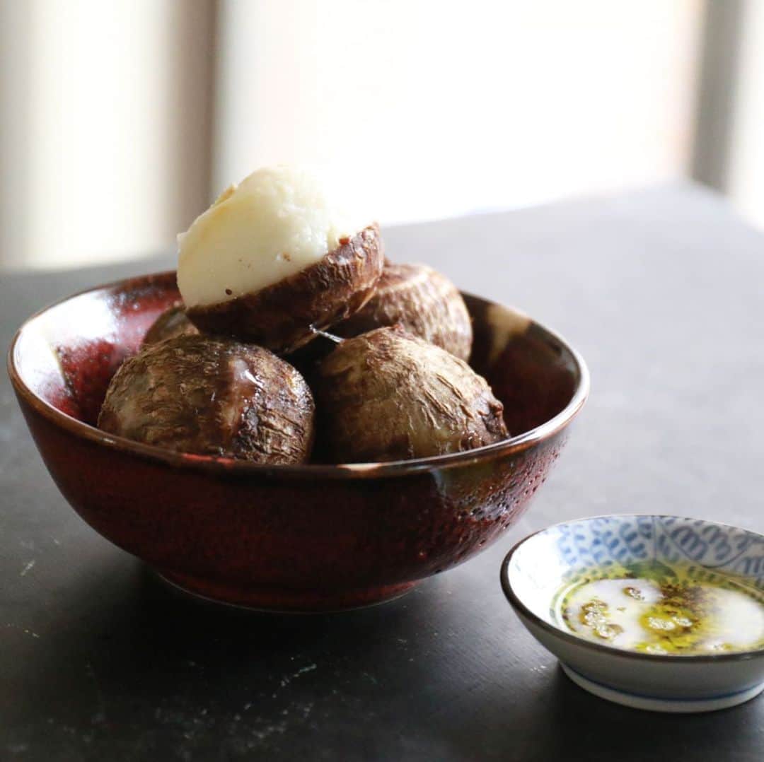 馬場裕之のインスタグラム：「里芋をオリーブオイルで🥔 材料 里芋 塩 エキストラバージンオリーブオイル 黒胡椒 ①里芋を洗って泥を落とします ②里芋に一周切れ目を入れます 包丁の根元から切ると良いですよ。 （これは食べる時に皮を剥きやすくする為なので、やってもやらなくても良いです） 手が痒くなりやすい人は手袋をして下さいね。 ③鍋に里芋、里芋が浸かる量の水、塩大さじ1〜2を入れて、強火にかけ沸騰したら弱火で15分から20分茹でて下さい。目安は竹串がすっと通るくらいです。 ④ざるにあげて水を切り、程よく粗熱が取れたらオリーブオイル、塩、黒胡椒につけて食べてみて下さい。 シンプルですがやみつきになります☺️ #おうち時間  #おうちごはん #吉本自宅劇場 #馬場ごはん」