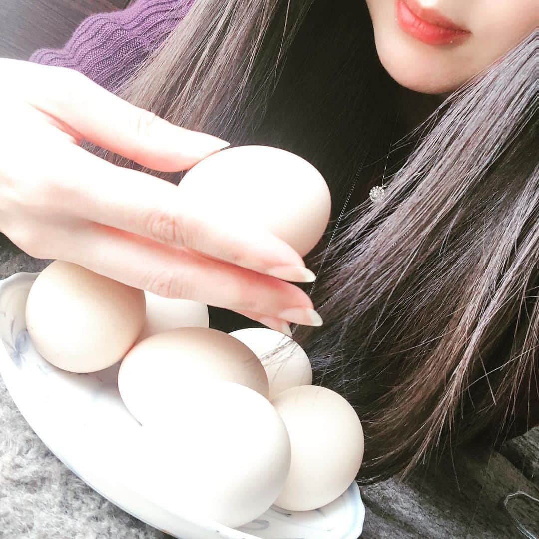 瑛蓮さんのインスタグラム写真 - (瑛蓮Instagram)「今日はゆで卵を作る日ですね。母は子供の頃に、茹で卵のネックレスを首からぶら下げて、転んで潰れてしまったそうです。  #瑛蓮 #立夏快乐 #ゆで卵」5月5日 10時08分 - elen_official_422