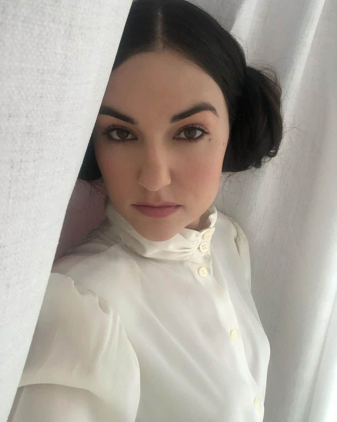 サーシャ・グレイのインスタグラム：「Check out my space buns #maythefourthbewithyou」