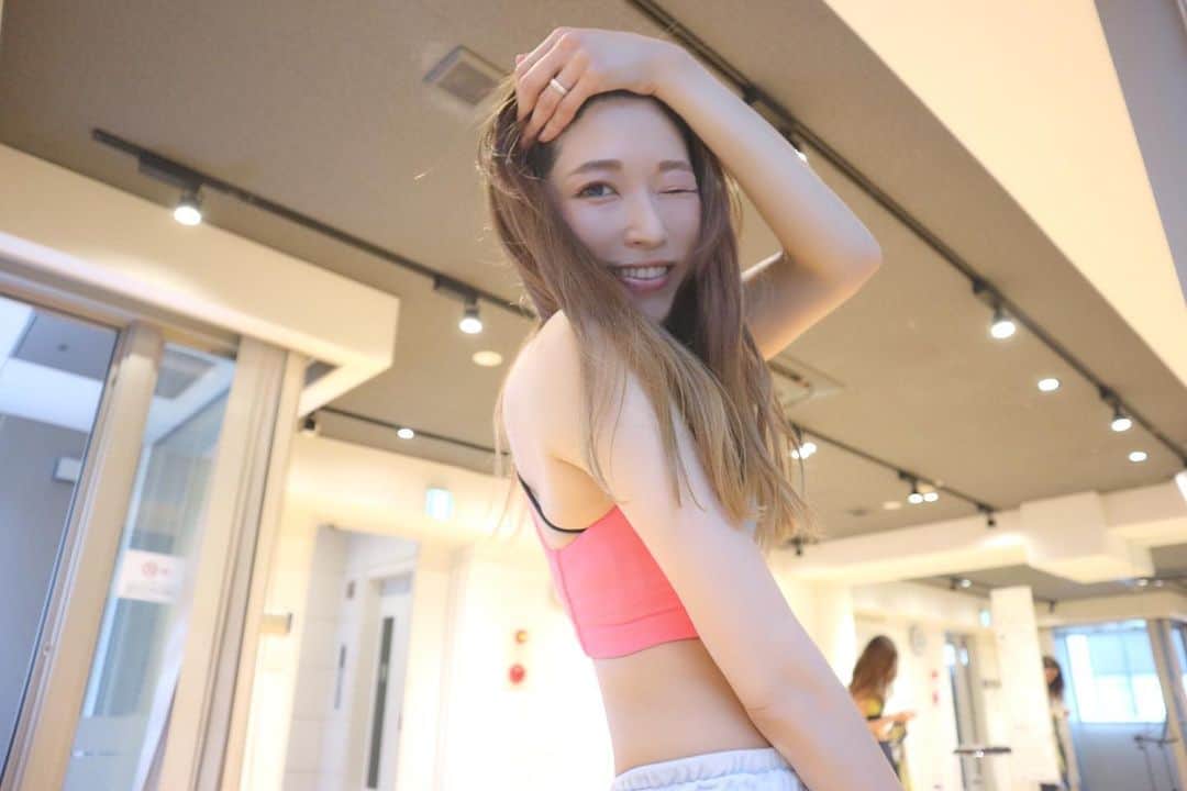RENA のインスタグラム：「After Works💪 ． この数日スタジオ仕事してて久しぶりにめちゃくちゃ汗かきました💦 ． 以前は毎日もの凄いカロリー消費だったのが自粛で休校でダンスやトレーニング無くなったから最近ぽちゃぽちゃしてきました笑笑 ． 汗かくっていいね👍w ． ５月も緊急事態宣言延長になったからまだまだ不安な世の中だけど、 #ソーシャルディスタンス や #ステイホーム を守りながらそろそろ体作りはじめていかないとと思ってます💪✨ ． 再開目指して頑張ろ✨ ． ． ． #コロナに負けるな #ぽちゃぽちゃ #カロリー消費 #スポーツ女子 #自宅トレーニング」