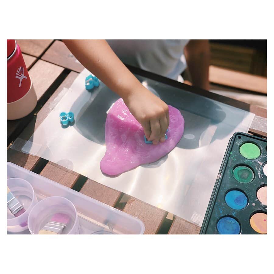 原田沙奈子さんのインスタグラム写真 - (原田沙奈子Instagram)「昨日からハマってるスライム作り。 絵具で好きな色を作ってから洗濯糊とホウ砂を入れて好きな硬さにしている、らしい。←私ノータッチ いろんな色を作ってるんだけど、アマネが作る色が少しグレーかかった色で私のドタイプ。  暑すぎてトップスはランニング。笑 ちなみに赤ちゃんの時に作ったカボチャパンツが未だに使える喜びったら。 自分で描いて作ったオリジナル生地だから思い入れもあるうえ、ガーゼ生地だから心地よいらしい。  最後はメロンバーでひと休み。  さてさて、早めの夕食にしてまだまだ楽しもうっと。 皆さま素敵なこどもの日を🎏 #こどもの日#おうち時間#スライム作り」5月5日 15時49分 - sanakoharada
