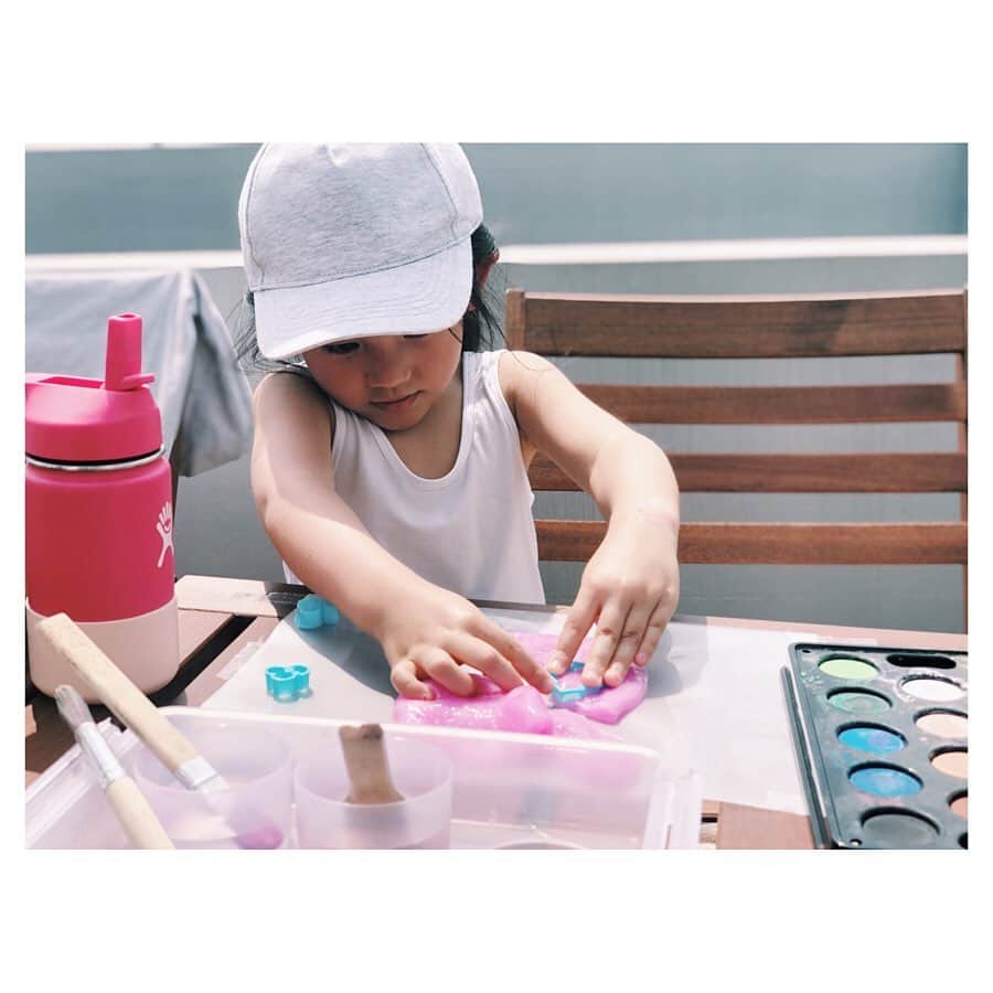 原田沙奈子さんのインスタグラム写真 - (原田沙奈子Instagram)「昨日からハマってるスライム作り。 絵具で好きな色を作ってから洗濯糊とホウ砂を入れて好きな硬さにしている、らしい。←私ノータッチ いろんな色を作ってるんだけど、アマネが作る色が少しグレーかかった色で私のドタイプ。  暑すぎてトップスはランニング。笑 ちなみに赤ちゃんの時に作ったカボチャパンツが未だに使える喜びったら。 自分で描いて作ったオリジナル生地だから思い入れもあるうえ、ガーゼ生地だから心地よいらしい。  最後はメロンバーでひと休み。  さてさて、早めの夕食にしてまだまだ楽しもうっと。 皆さま素敵なこどもの日を🎏 #こどもの日#おうち時間#スライム作り」5月5日 15時49分 - sanakoharada