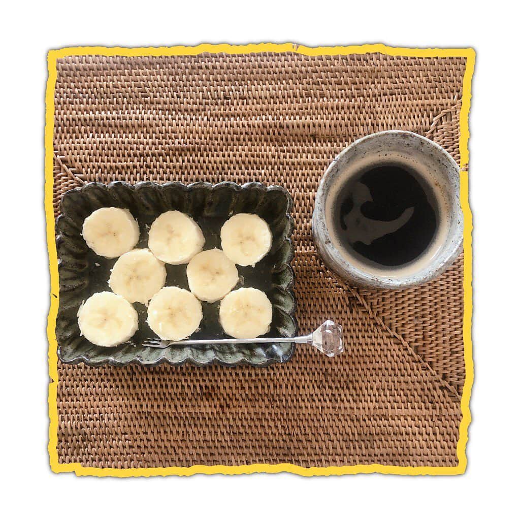 倉本康子さんのインスタグラム写真 - (倉本康子Instagram)「🌟 3時のおやつ。 珍しく甘い物を欲していることに 気がついて バナナに蜂蜜をかけてみた。 濃い目のブラックコーヒーと バッチリ！ 久しぶりに甘いの食べた〜 #アカシア蜂蜜 #slcreations のアカシア蜂蜜 #蜂蜜大好き #昔はコーヒーにも #マヌカハニーは必需品  #必需品とか言っておいて #今は切れてる #嘘じゃん #嘘ついたことはございません #はい嘘じゃん」5月5日 15時50分 - yasuko_kuramoto_yakko