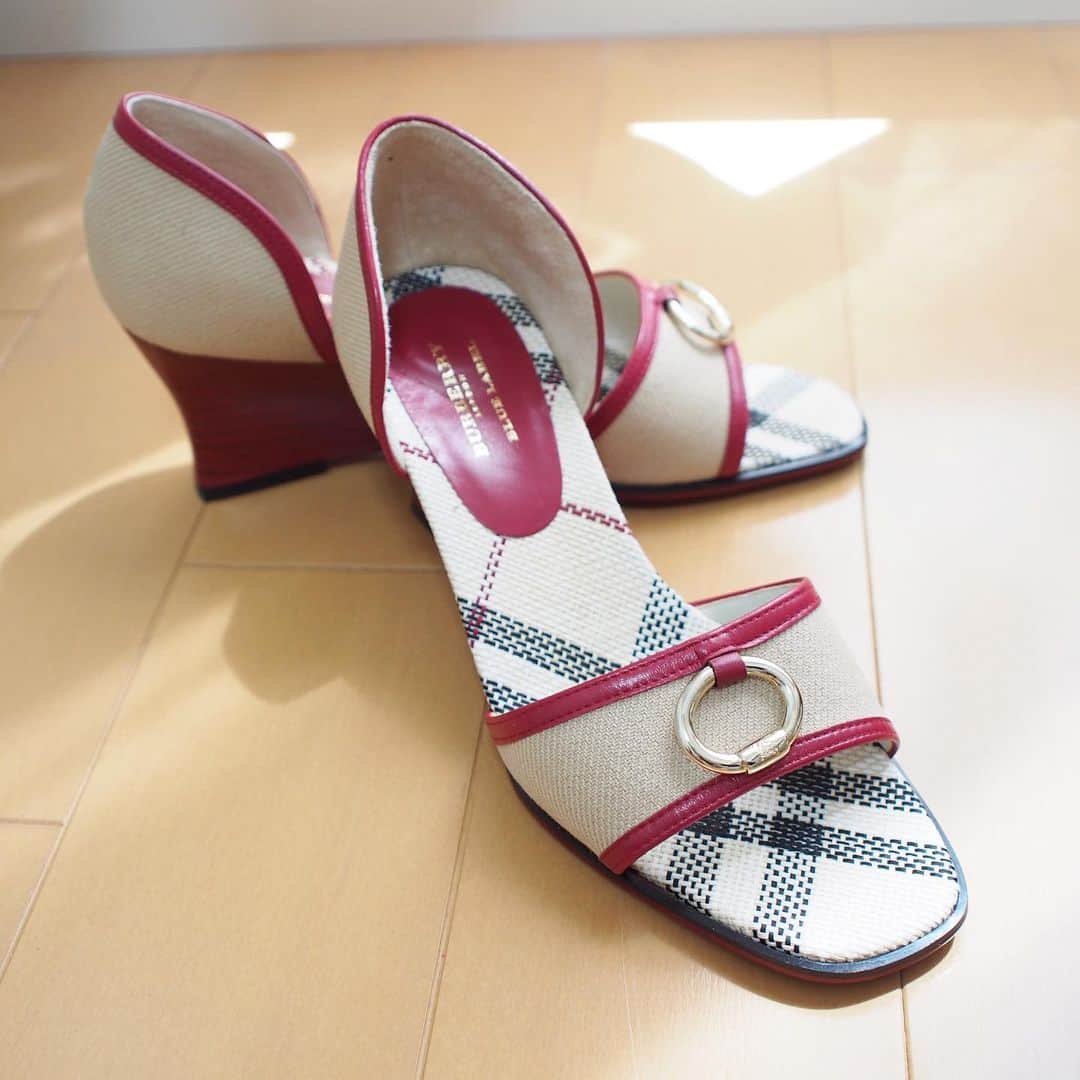 若林愛さんのインスタグラム写真 - (若林愛Instagram)「珍しく落ち着いた雰囲気のものを買ったもののお出かけも出来ずまだ一度も出番なし👡そろそろ履きたいけどお預けだねー😜 . #靴 #gw #ゴールデンウィーク #burberry #靴好き #ヒール #赤いヒール」5月5日 15時52分 - megumi.cl