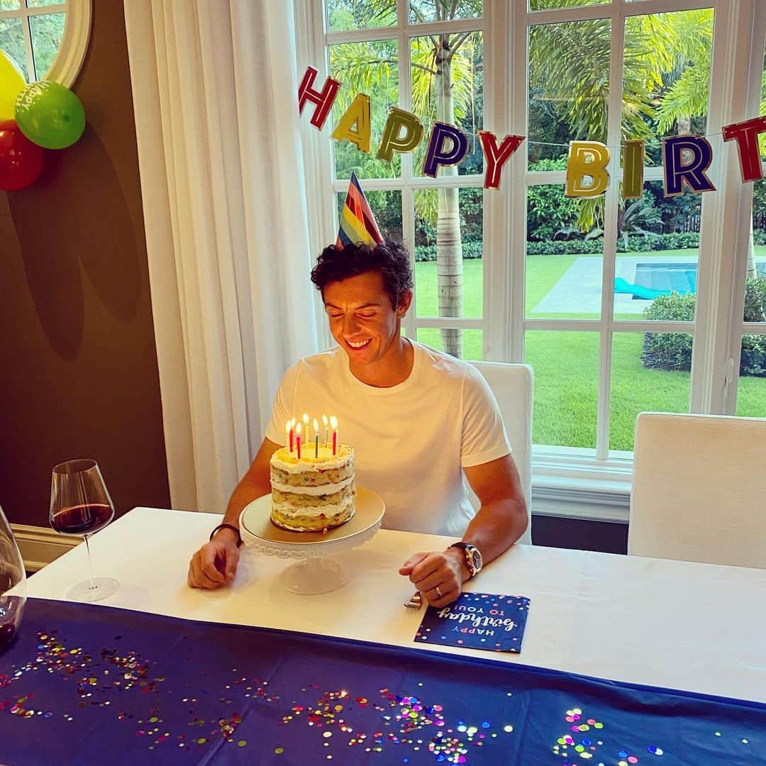 ローリー・マキロイさんのインスタグラム写真 - (ローリー・マキロイInstagram)「Thank you for all the birthday wishes! Quarantined birthday with my family is all I wanted. That and a @milkbarstore cake! 😍 #31」5月5日 10時26分 - rorymcilroy