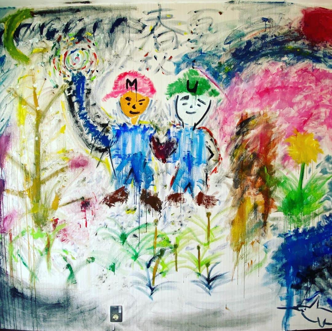 のインスタグラム：「. . アートヒカ🎨壁アート🌈みかんハート🍊 昨日の動画でマネージャーの家に誕生日プレゼントとしてやってやったぜぇワイルドだろう👖⚡️マネージャー誕生日おめでとうございます⭐️僕と梅谷からのプレゼントです❤️ . #もう絵じゃない #これはもう概念 #左上は月じゃないからね #昨日の動画見たであろうコメントには返していきます #アートのご依頼ガチでお待ちしております #余談なんですけど13日誕生日です僕」