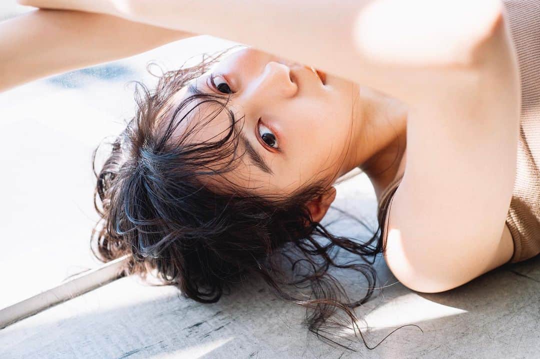花盛友里のインスタグラム：「Shooting for @cosmekitchen  コスメキッチンブックの撮影。めちゃ楽しかったー！  オンライン販売分は速攻で売り切れちゃったらしい！ ものすごい豪華な付録がついてるのよー。 わたしも毎日色々お試ししているー！」