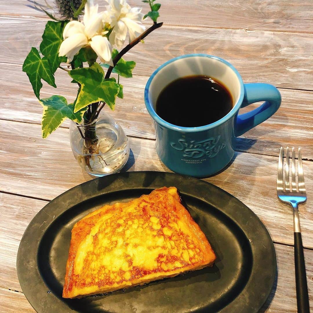 八木隆太郎さんのインスタグラム写真 - (八木隆太郎Instagram)「☕️ 普段はわりと朝と昼兼用で食べてしまうのですが、 時間があるのと北海道のおいしい牛乳を消費したい！ との思いから 久しぶりにフレンチトースト  作りました！笑  しかも、いまネットで話題の ホテルオークラ特製のレシピに習い😋  24時間たっぷりと卵液に 浸してふっくら焼きあがった♩  スーパーの製菓コーナーをうろつくの 新鮮でしたが。笑  また何かチャレンジしてみよう🤔  あ、最近テーブルをDIYで 白色に塗り直して、 料理が映えるようになったのと 花も買いました🌸  女子力向上中😂✨笑  #フレンチトースト #ホテルオークラ #牛乳チャレンジ #DIY #朝ごはん #コーヒー #女子力  #uhb #みんテレ」5月5日 10時37分 - ryutaroyagi0414