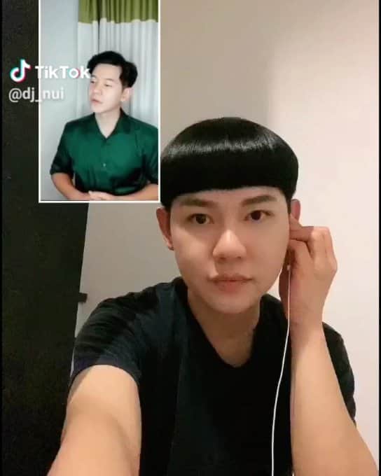 アイス・サランユーのインスタグラム：「พี่ @djnui เป็นคนเก่ง👏👏👍👍 และมี พวงสวรรค์ เอ้ย พรสวรรค์ ตึ่งโป๊ะ!!จริงๆนะ  ตอนDmไปหาพี่นุ้ย บอกร้องเพลงกันพี่ พี่นุ้ยบอกได้ๆ แต่ตอนนี้ ประทับร่างแม่สิตางค์อยู่😂😂 พอออกจากร่างมา พี่นุ้ยจัดให้ เต็มที่มาก  ไลน์ประสานคือ ยอดมาก ไลน์หลักก็เป๊ะมาก  Design การร้องได้เฉียบมาก (นักร้องเอง ให้ร้องไลน์พี่นุ้ยเองยังยากเลย)  พี่เป็นนักร้องอาชีพ ได้จริงๆนะ ได้เลยแหละ  ไว้ขึ้นเวที ร้องเพลงด้วยกันนะพี่ ขอบคุณครับ 💗💜🧡💚🙏」