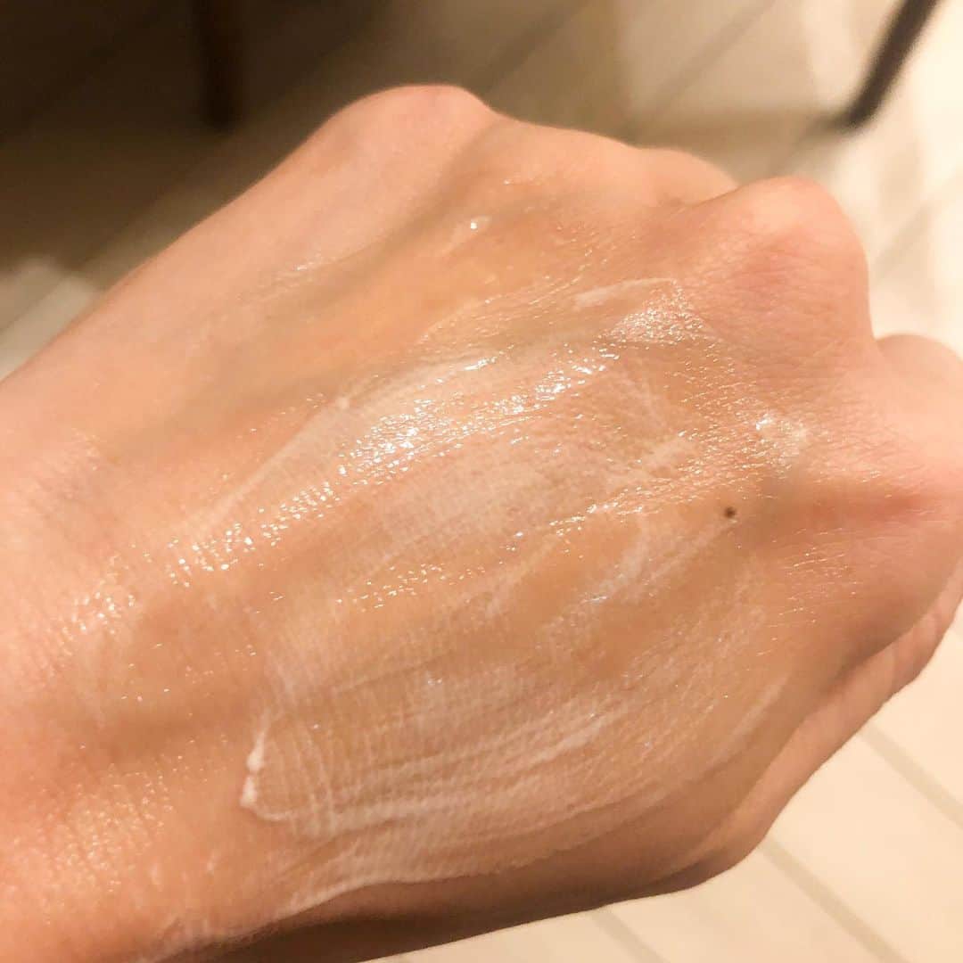 VOCE編集部さんのインスタグラム写真 - (VOCE編集部Instagram)「#トワニー から、美容液のような洗顔料が誕生💞﻿ ﻿ 💖トワニー ビューティリフレッシャー﻿ 100g ￥2500 5/16発売﻿ ﻿ 寝ている間に増える皮脂や角栓は朝の洗顔でしっかり落とすことが大切なのだそう。そこで角栓生成サイクルや皮脂生成サイクルに着目した泡立たないタイプのジェル状洗顔料が登場！﻿ やわらかいジェルが皮脂や角栓を溶かして落とし、つるつるでなめらかな肌に洗い上げてくれます♪朝に使用することで、化粧ノリも良好に♡﻿ ﻿ （インスタ担当R）﻿ －－－－－－－－－－－－－－－－－－－－⠀﻿ VOCEのinstagramでは新作コスメ情報やメイクテク、撮影舞台裏を毎日お届け！⠀﻿ ぜひフォロー&チェックして！！⠀﻿ 👉@vocemagazine ﻿ ﻿ #voce #voceおすすめ #vocemagazine #ヴォーチェ #新作スキンケア #スキンケアマニア #スキンケア好きさんと繋がりたい #美容好きさんと繋がりたい #VOCEおすすめスキンケア #スキンケア好きさんと繋がりたい #おすすめスキンケア #スキンケア紹介 #スキンケアレポ #スキンケア部 #洗顔料 #洗顔 #ジェル洗顔 #美容好きさんと繋がりたい #美容好きな人と繋がりたい #美肌 #美肌ケア #美白  #美白ケア #毛穴ケア #カネボウ #kanebo #twany」5月5日 10時43分 - vocemagazine