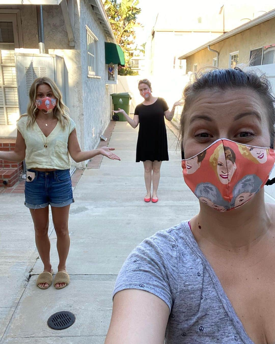 ジョディ・スウィーティンさんのインスタグラム写真 - (ジョディ・スウィーティンInstagram)「Socially distanced She-Wolves! @candacecbure and @andreabarber came by today to pick up their amazing Golden Girls masks that I got them! Now, even when we’re apart we can still match! ❤️❤️❤️ #saferathome #socialdistancing2020 #goldengirls #whendowegetshewolffabric #sistersforlife #yesweresmilingunderthosemasks」5月5日 10時52分 - jodiesweetin