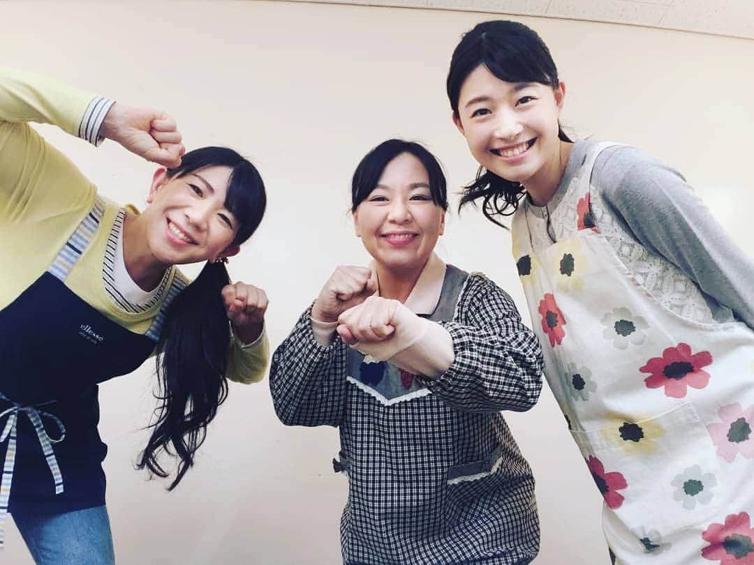 服部ひで子のインスタグラム：「最近は、 狂った生活を改善すべく！笑  とんちゃん＆鮫ちゃんと  早起きして ６時半から ラジオ体操しています。  時々、気まぐれに 『ただただ、 ラジオ体操してる様だけ』を  ライブ配信しますので  早起きして お暇な時があれば、 是非、お付き合いください(*^-^*)。 #吉本新喜劇 #よしもと新喜劇 #新喜劇 #吉岡友見 ちゃん #鮫島幸恵 ちゃん #服部ひで子」