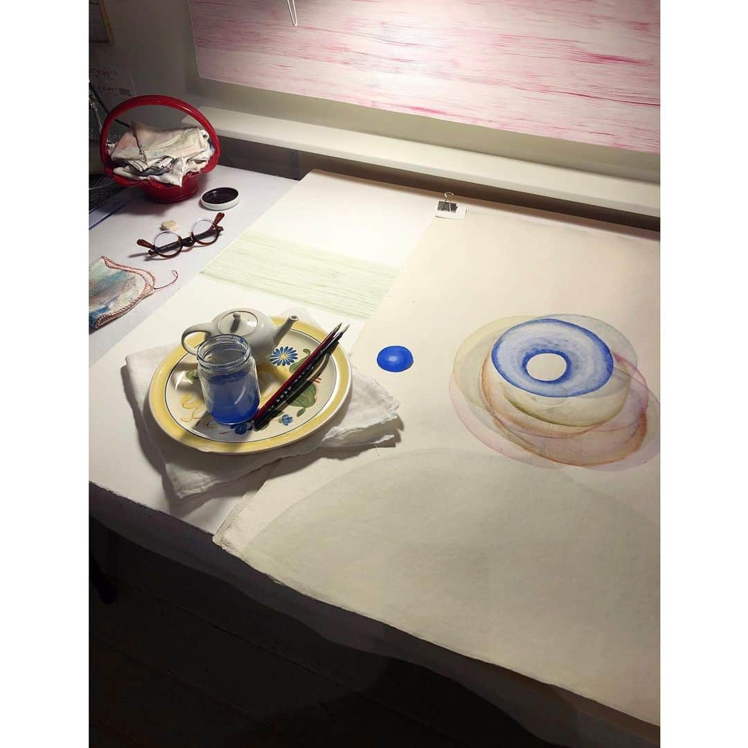 下條ユリさんのインスタグラム写真 - (下條ユリInstagram)「・ I love drawing in my studio. I MISS inviting friends to my studio.  I miss having studio visits and hanging out with my new friends with plumwine and Japanese snacks.  I can’t wait to show my new works with friends in person. ・ スタジオで絵を描くのが楽しくて仕方がない。スタジオに友だちを呼んだりstudio visit を開いたりしてここで絵を見てもらいながら梅酒を呑むのが恋しい。早く友だちに直で絵を見てもらいたい」5月5日 11時06分 - yurishimojo