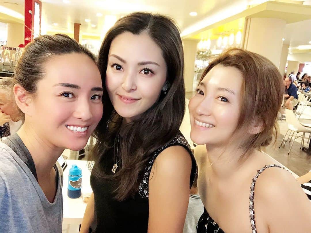 秋定麻紀子のインスタグラム：「私の心友たち。 ずっと東京だったけど今では全員違う国に住んでる。 日本、ハワイ、カナダ。 どれも遠いなぁー（笑） みんな大人になって家族を持ち、ちゃんと母親やってます。 とにかく全員元気な子を産めて安心。 年末に会えて良かった。 またいつか。」