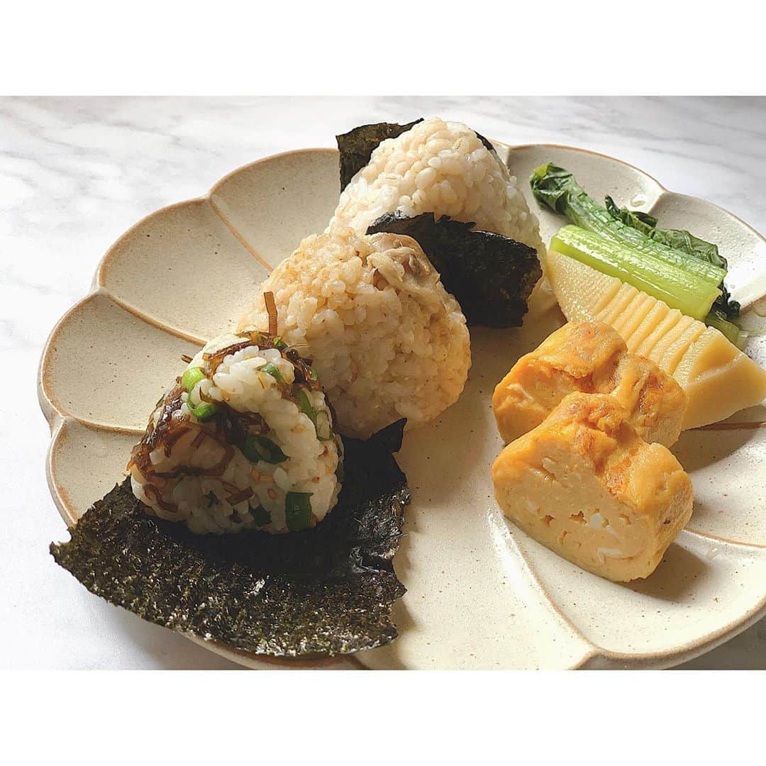 上野なつひのインスタグラム：「おにぎりって大好き！ 手で握るって愛情だよね🍙 たけのこは初めてアク抜きから❗️ 皆に食べてほしいほど美味しいぃ❗️笑  #祈るおむすびバトン  そして #料理リレー  ホストちゃんの舞台で大変お世話になった大好きな小川菜摘さんから素敵なバトンを頂きました❗️舞台がきっかけでお食事に連れて行っていただいたり韓国旅行に行ったりと楽しい時間を過ごしてた去年が懐かしいです😌  そして料理リレーは昔から仲良しの乙黒えりちゃんから❤️ #菌活　に目覚めたのはえりちゃんのおかげ！昔からえりちゃんに憧れてるのでいいと言うもの全てに感化される🥰  では次のご指名…！ ・ ・ ・ ☆唯一無二の親友！金子さやかちゃん😍さやのおにぎり食べたいw ・ ・ ・ ☆料理の腕がどんどん上がっててクオリティーが高すぎる「赤い糸の女」で共演した奥村かえちゃん🥰 ・ ・ ・ ☆日本の母飯！食材、食器、愛情と全て兼ね備えた食の先生、宇藤えみちゃん😍 ・ ・ ・ ☆女優さんよね？と思うほど毎日の食事レベルを上げていて、このご飯食べれる旦那さん幸せだろうなぁ💕と思わせる女優の高梨臨ちゃん！「プロゴルファー花」が懐かしい☺️ ・ ・ ・  #祈るおむすびバトン & #料理リレー  無理せず回してね❤️ #stayhome でそろそろ見えないストレスも出てくるかと思いますが「食」の楽しみ、大事さを知るいいタイミングだと思って是非このインスタ見た方も私からバトンもらったって言っていいのでやってみてね☺️✨ @natsumi1230  @kanekosayaka0120  @ellyotoguro  @rintakanashi_official  @emiuto  @kae_okumura  LOVE U💋」