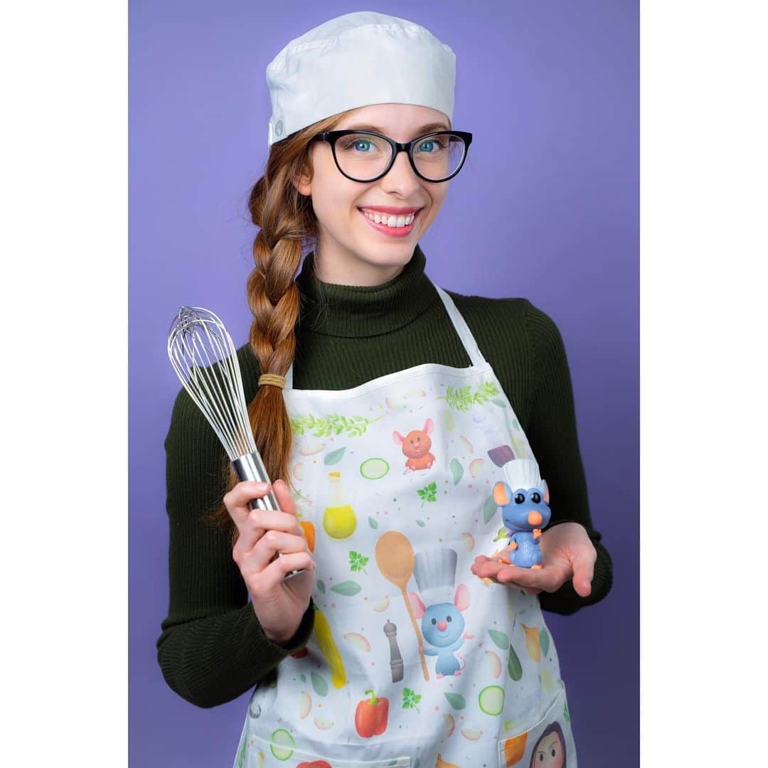 アシュリン・ピアースのインスタグラム：「BAKING! 1 week from today my first baking video will drop on my new YouTube channel! The first month of baking content is both epic AND delicious! 🤩 Can’t wait to share all of my incredibly wacky but wildly yummy recipes with you all every Monday starting 5/11! 💕 If you’re a fan of my Instabake, you’re going to love this! 👩🏼‍🍳 Hop on over to my YouTube channel to subscribe early and to hit the notification bell so you won’t miss out on ANY delicious noms! ✨😋✨ Link in my bio! 💕🥰💕📷: @thecinesol  #AshlynPearce #YouTube #Baking #Bake #Baker #AlwaysBePlayful #ContentCreator #Content #Actress #Model #Director #Artist #Influencer #SpeakYourself #LoveYourself #Disney #Pastries #PastryChef #Pastry #Ratatouille #OuiChef #RedHeads #FearlessFemales #KeepSmiling #LittleChef #BakingLove #Love #AnyoneCanCook #YouTubeContent #Videos」