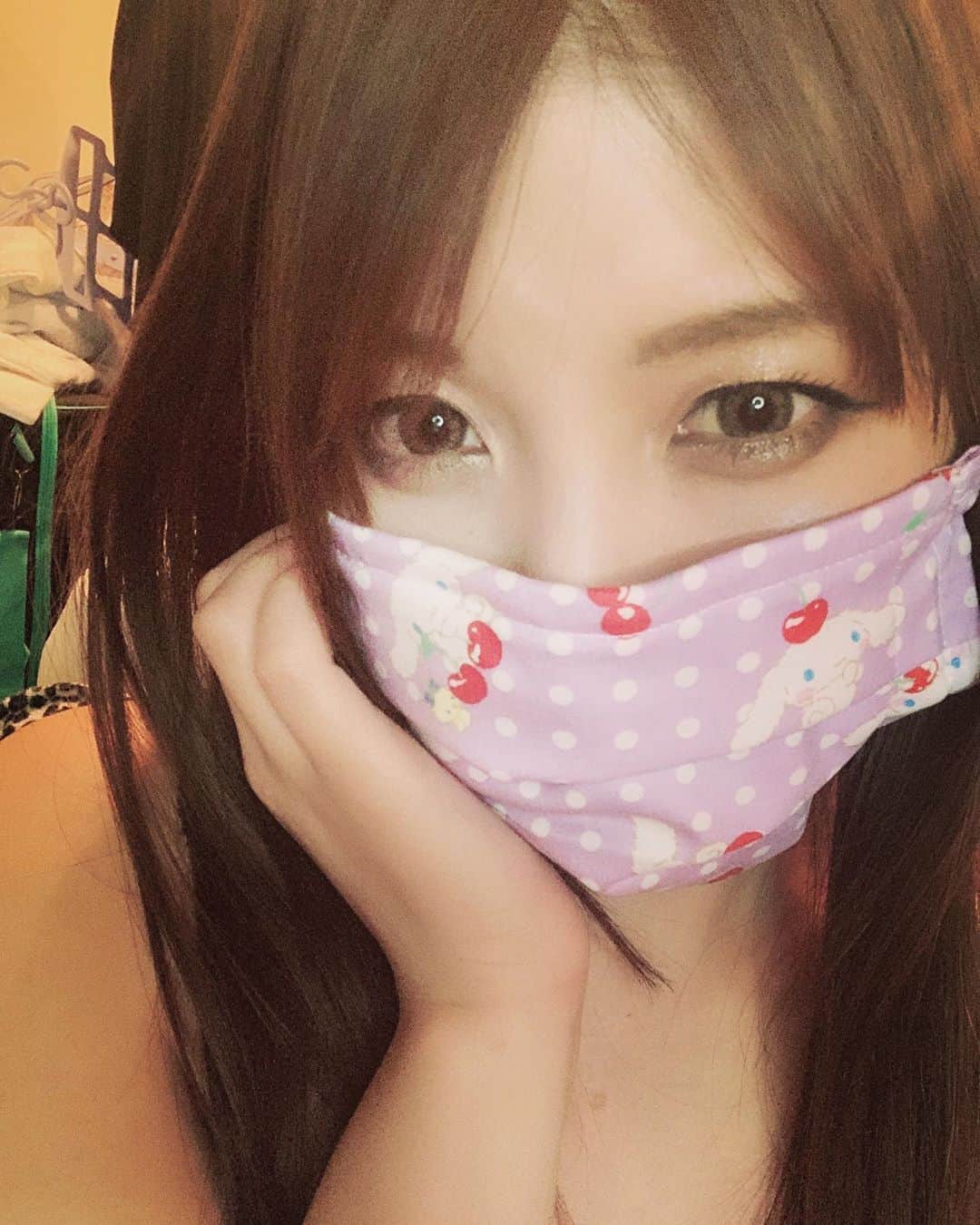 新村あかりのインスタグラム：「ファンのかたに作っていただいたシナモンちゃんのマスクだよ〜🥺❤️ 可愛すぎやて💕 ありがとうございますッ！！ #マスク #ハンドメイド #シナモロール  #シナモン」