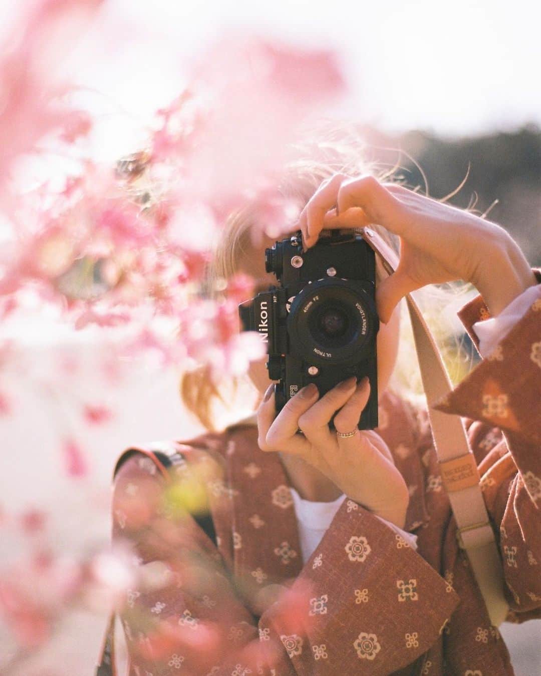 Aya（高本彩）さんのインスタグラム写真 - (Aya（高本彩）Instagram)「フォトコラム更新しました‼️ 自粛宣言が出る前に最後にカメラを持って外に出た日の写真です🌸 まだ桜が咲き始めの頃でした📸  #photobyaya#tokyoheadline#フォトコラム#フォトバイアヤ#桜#film#filmphotography #」5月5日 11時24分 - aya_dream04