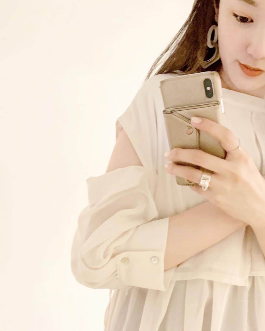 mina hinokuchiのインスタグラム：「. 前後2wayで着れて、袖も取り外したりこんな風に半分外したり、、色んな着方が楽しめる✨✨ オンラインストアでも予約受付中です🌼 . この後、おなつさん(@nutsoooo )と5/5 12:00〜INSTALIVEします☀︎ 先日PALCLOSETで購入したらリアルバイしたアイテムをご紹介します！ . #whoswhochico #salonbychico #フーブフーチコ #チコ」