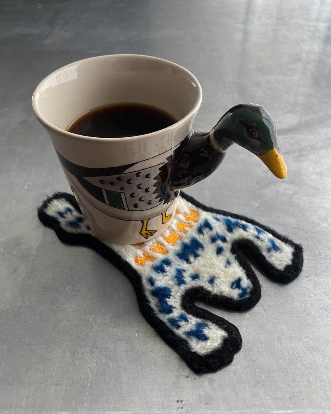 NIGOのインスタグラム：「𝕙𝕒𝕟𝕕 𝕕𝕣𝕚𝕡 ☕️ 🅂🅃🄰🅈🏠」