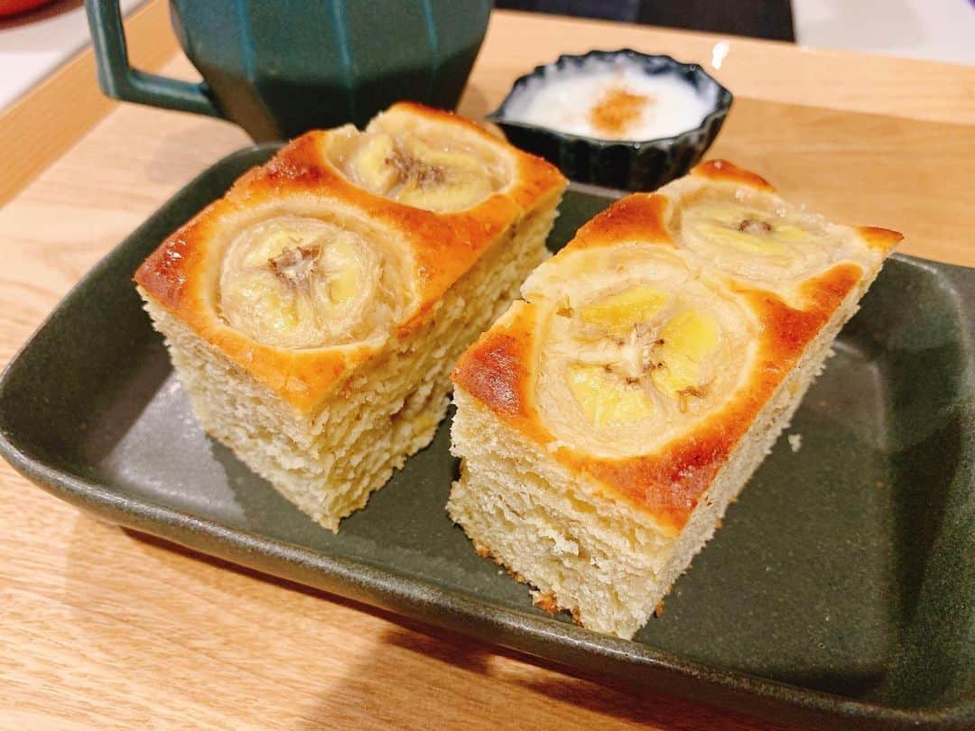 奥山レイカのインスタグラム：「完熟バナナを助けたくてバナナケーキ💓  #おうちごはん #料理 #おかし作り #おうち時間 #おうちカフェ #バナナケーキ #ホットケーキミックス #おうちごはん部 #うつわ好き #よしざわ窯 #うつわのある暮らし」