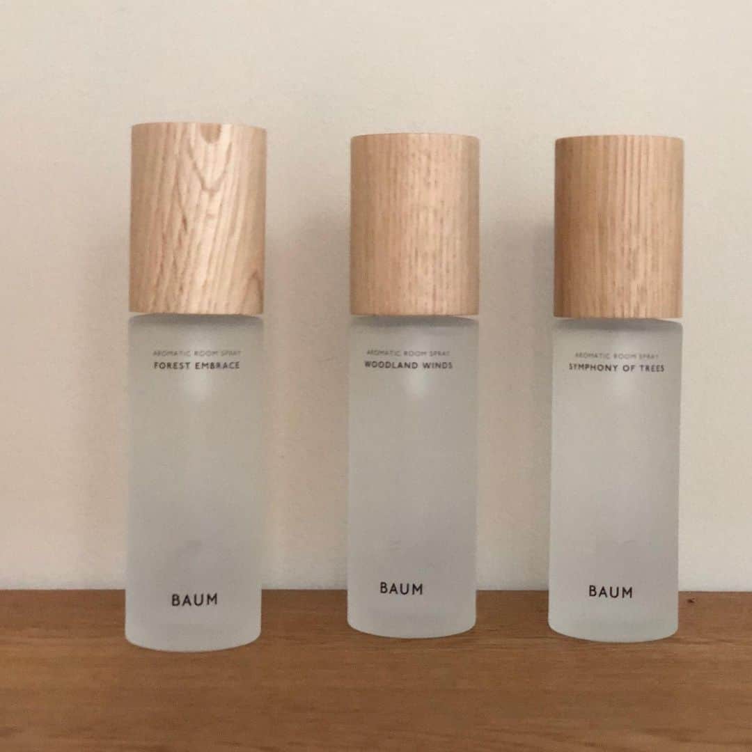 美的 Biteki's official Instagram! さんのインスタグラム写真 - (美的 Biteki's official Instagram! Instagram)「新ブランド「樹木との共生」SDGsをテーマに「BAUM（バウム）」が資生堂から登場 ★ これまでにないウッディなデザインが目を引く「BAUM」。“自然との共生”をテーマにお目見えします。家具でしられる「カリモク」とのコラボレーションにより、家具の製造工程で発生した小さな木材を商品パッケージに再生利用。 ★ 東北や北海道で採取される良質なオークを生かしているので、ひとつひとつ木目や色みが異なります新ブランド「樹木との共生」SDGsをテーマにしています。ラインナップは全27品目45品種も。 ★ 長く使いたいスキンケアアイテムにはリフィルも、またガラスはリサイクルガラスに。シッピングバッグの無料配布は行わず、オリジナルエコバッグの販売を行うなど、サステナブルな取り組みになっています。 ★ スキンケアは樹木の「貯水」「成長」「環境防御」の3つの働きに着目しています。年齢や性別を問わず健やかな肌をサポート。樹木由来の天然香料が、やさしく森林浴のような香りで心を体をリラックスさせてくれそうです。 ★ 写真１枚目は左から、 ・バウム モイスチャライジング オイル　60ml ￥8,000（税抜・編集部調べ）※レフィル￥7,000 ・バウム ハイドロ エッセンスローション150ml ￥6,500（税抜・編集部調べ）※レフィル￥5,500 ・バウム アロマティック　ハンドクリーム　１・２・３　9種　150g　￥5,000（税抜・編集部調べ）※レフィル￥4,000／他75ｇ￥2,500のサイズも ★ 写真2枚目の　・バウム アロマティック ルームスプレー　100ml　各￥5,000（税抜・編集部調べ） はお部屋やリネン用のフレグランス。深い森林の香りが軽やかに香ります。 ★ また写真3枚目の　・バウム アロマティック ハンドウォッシュ　300ml ￥3,000（税抜・編集部調べ）　や　・バウム クレンジング オイル　180ml ￥4,000（税抜・編集部調べ）など、クレンジングやウォッシュアイテムも豊富にラインナップ。洗うたび、癒される香りに包まれます。 ★ 外出を控えている方も多いこのシーズン、在宅でぜひ自然の息吹をスキンケアから感じてみませんか？ ★ 5月中旬よりオフィシャルサイトにて順次情報公開。 ※付記／発売日は2020年初夏に延期されました。発売情報などは順次オフィシャルサイトにてご確認ください  #新ブランド#BAUM#バウム#baum_beauty #資生堂#カリモク#SDGs#サステナブル#オーク#ナラ#スキンケア#美的#bitekicom」5月5日 11時43分 - bitekicom
