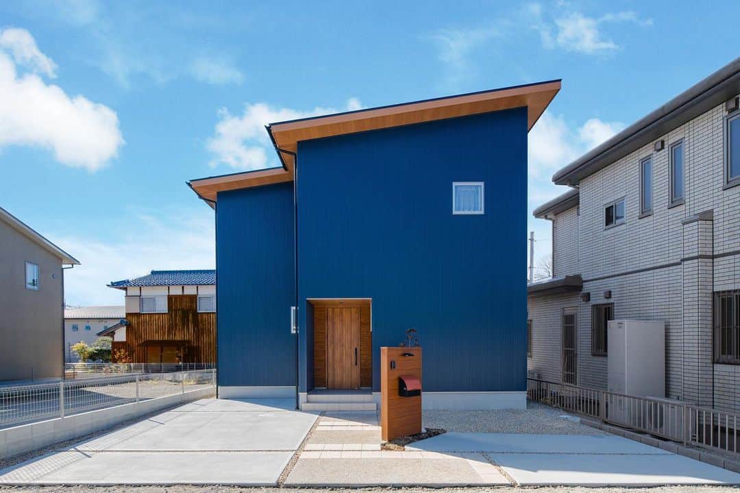 ルポハウス一級建築士事務所さんのインスタグラム写真 - (ルポハウス一級建築士事務所Instagram)「・ ・ ・ ゆるやかな片流れ屋根とグランブルーのガルバリウムが、青空に映える外観。 ・ 大好きな青をチョイスして、見るたびにうれしくなる佇まいになりました。 ・ ・ ・ 𓐌𓐌𓐌𓐌𓐌𓐌𓐌𓐌𓐌𓐌𓐌𓐌𓐌𓐌𓐌𓐌𓐌𓐌  ルポハウスの施工事例はこちらまで☞ @reposhouse  𓐌𓐌𓐌𓐌𓐌𓐌𓐌𓐌𓐌𓐌𓐌𓐌𓐌𓐌𓐌𓐌𓐌𓐌 #ルポハウス は#ちょっとかっこいい家 を"友人のために" という思いでつくっています。 一生に一度の#マイホーム。 「あなたにしかできない」×「ルポハウスだからできる」で、 私たちだけの#家づくり を思いっきり楽しんでみませんか？！ ・ ・ ・ #住宅 #注文住宅 #新築一戸建て #デザイナーズ住宅  #一級建築士事務所 #設計事務所  #滋賀県大津市 #滋賀県草津市 #滋賀県栗東市  #滋賀県近江八幡市 #設計士とつくる家 #外観デザイン #外観イメージ #青ガルバ #グランブルーガルバリウム #杉羽目板 #アイジー工業」5月5日 11時47分 - reposhouse