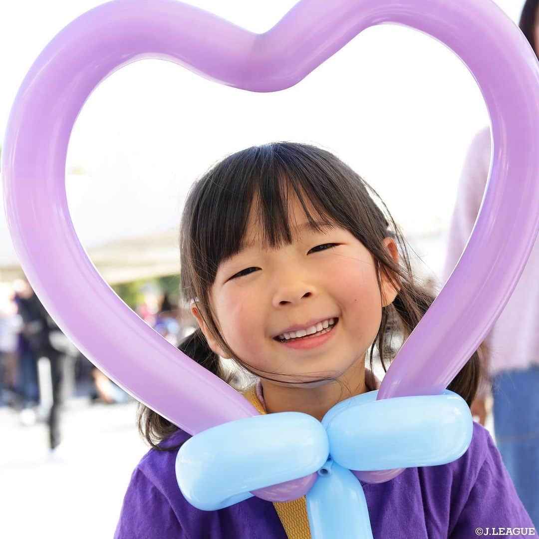 Ｊリーグさんのインスタグラム写真 - (ＪリーグInstagram)「.﻿ ／﻿ 今日、５月５日は﻿ #こどもの日 👦👧❣️﻿ ＼﻿ ﻿ ﻿ また笑顔で会える日まで...⚽️✨﻿ ﻿ ﻿ #Ｊリーグ ﻿ #jleague ﻿ ﻿ #大分トリニータ﻿ #柏レイソル﻿ #アスルクラロ沼津﻿ #FC東京﻿ #清水エスパルス﻿ #サンフレッチェ広島﻿ ﻿ #キッズサポーター﻿ #子供 #こども #kids﻿ #子供のいる暮らし ﻿ #こどものいる暮らし ﻿ #こどものひ #コドモ ﻿ #笑顔 #smile #スマイル ﻿ #こども写真 #写真 ﻿ #ベストショット﻿ #bestshot ﻿ #かわいい #カワイイ ﻿ #可愛い﻿ #可愛い笑顔」5月5日 11時52分 - jleaguejp