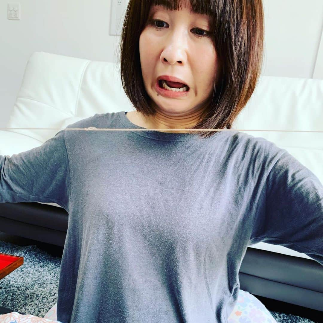 糸数美樹さんのインスタグラム写真 - (糸数美樹Instagram)「さて問題です。 なにを作っているでしょうか  #急に思いつく #必死&真剣 #なのに糸絡まって焦る #窓開けてるけど暑い #こんな大掛かりな手作りははじめてかも #おかーがあーでもないこーでもないかしまさい😂 #ハサミは右手だけど縫うのは左手 #手芸にはまりそう #今回は手縫いで挑戦 #さあこのやる気はいつまで続くのか #みきとにー」5月5日 12時05分 - mikitney0331