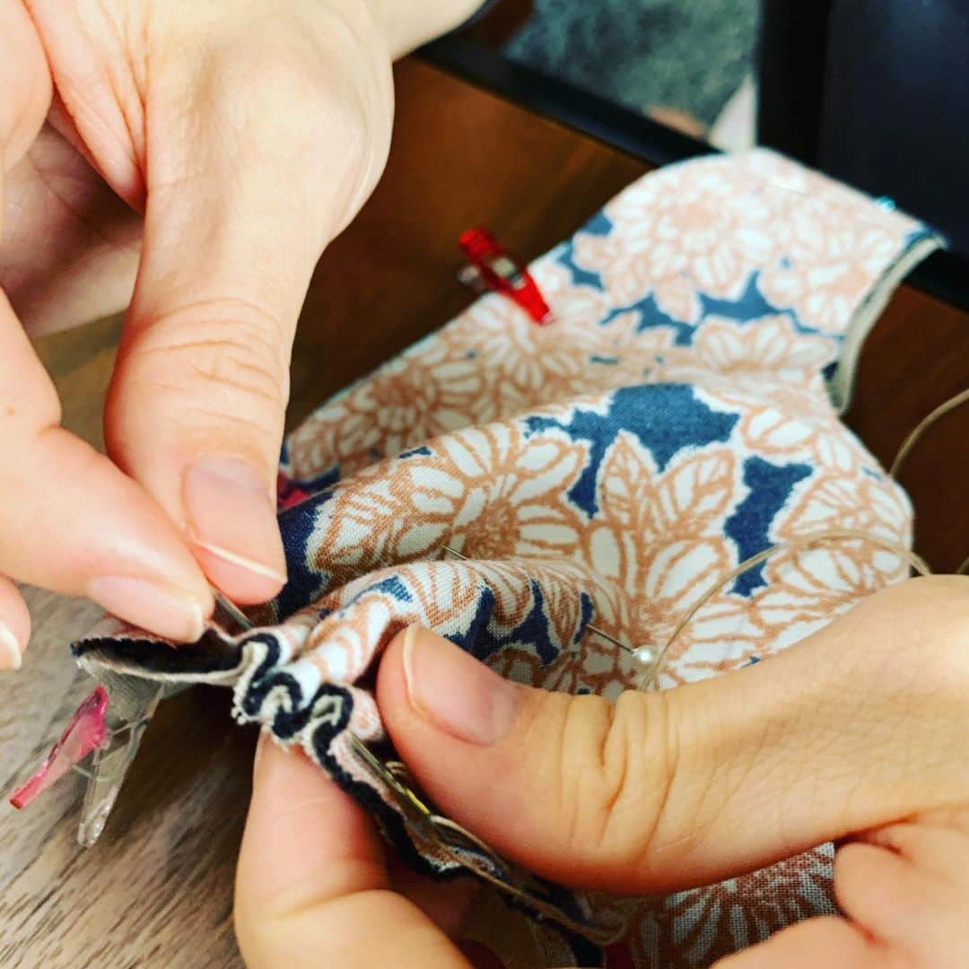 糸数美樹さんのインスタグラム写真 - (糸数美樹Instagram)「さて問題です。 なにを作っているでしょうか  #急に思いつく #必死&真剣 #なのに糸絡まって焦る #窓開けてるけど暑い #こんな大掛かりな手作りははじめてかも #おかーがあーでもないこーでもないかしまさい😂 #ハサミは右手だけど縫うのは左手 #手芸にはまりそう #今回は手縫いで挑戦 #さあこのやる気はいつまで続くのか #みきとにー」5月5日 12時05分 - mikitney0331
