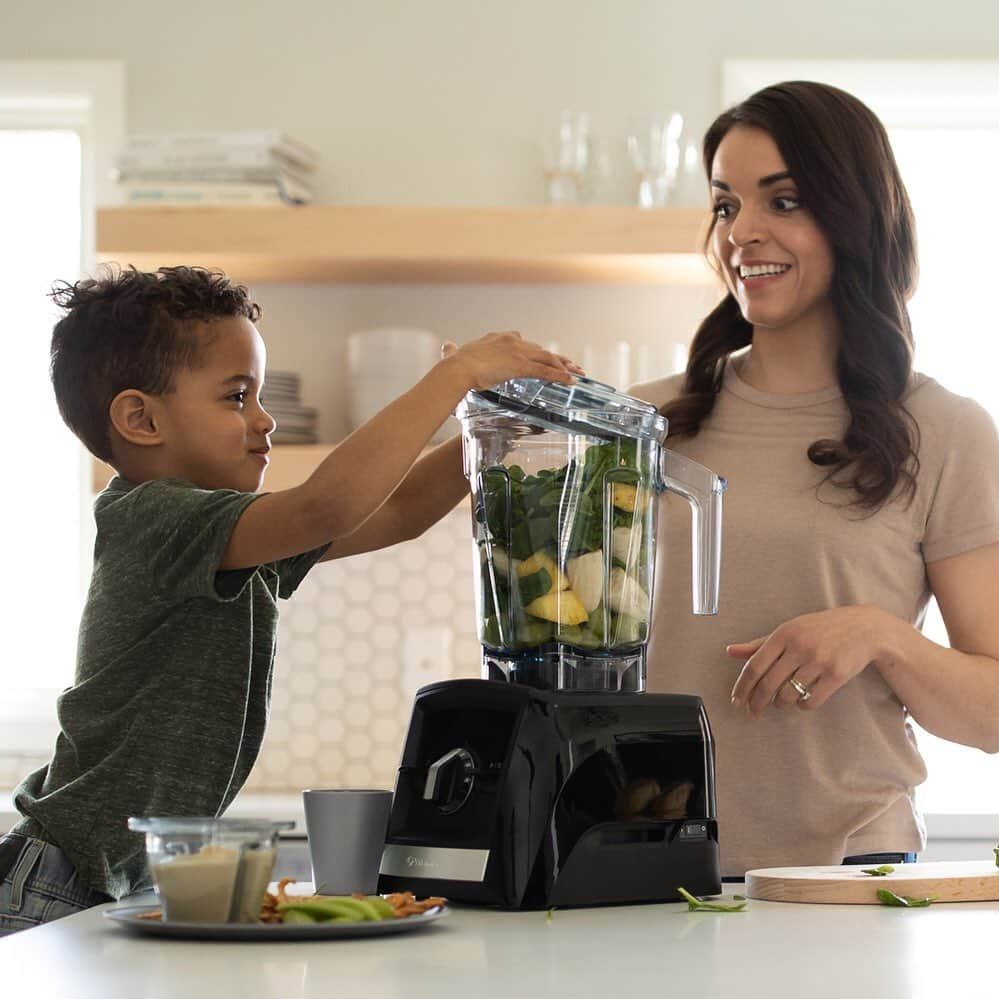 Vitamix Japanさんのインスタグラム写真 - (Vitamix JapanInstagram)「Enjoy the Vitamix together with children!❤️ #こどもの日 ⁣⁣⁣⁣⁣. #vitamix_japan #vitamix #バイタミックス #wholefood #healty #healthyfood #superfood #vegan #スムージー #ホールフード #スーパーフード #健康 #健康食 #家電 #調理家電 #vitamixのある暮らし #ブレンダー #ダイエット #ボディメイク #丁寧な暮らし #暮らしを整える #おうちごはん #おうじじかん #おうちカフェ #クレンズフード #キッチン用品 #cooking #instafood」5月5日 12時09分 - vitamix_japan