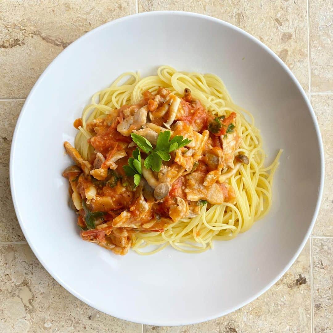 滝香織さんのインスタグラム写真 - (滝香織Instagram)「#stayhome  #料理  お昼ご飯は#パスタ  #イタリアンパセリ をいただいてたので、パスタが食べたくなって作っちゃいました✨ 冷蔵庫にあったトマトとしめじと豚肉を使って。 無事に完成😊 う〜ん、でも、やっぱりにんにくがないと味がちょっと物足りないなぁ。  そして、#パスタソース を作る時に、洋服に飛ばしてしまった〜😭 . でも、#おうち時間 も楽しいものですね♪  #うちで過ごそう  #愛媛 #cooking #cookingram #instagood #pasta #spaghetti  #アナウンサー #女子アナ #滝香織  @kaorin_taki」5月5日 12時10分 - kaorin_taki