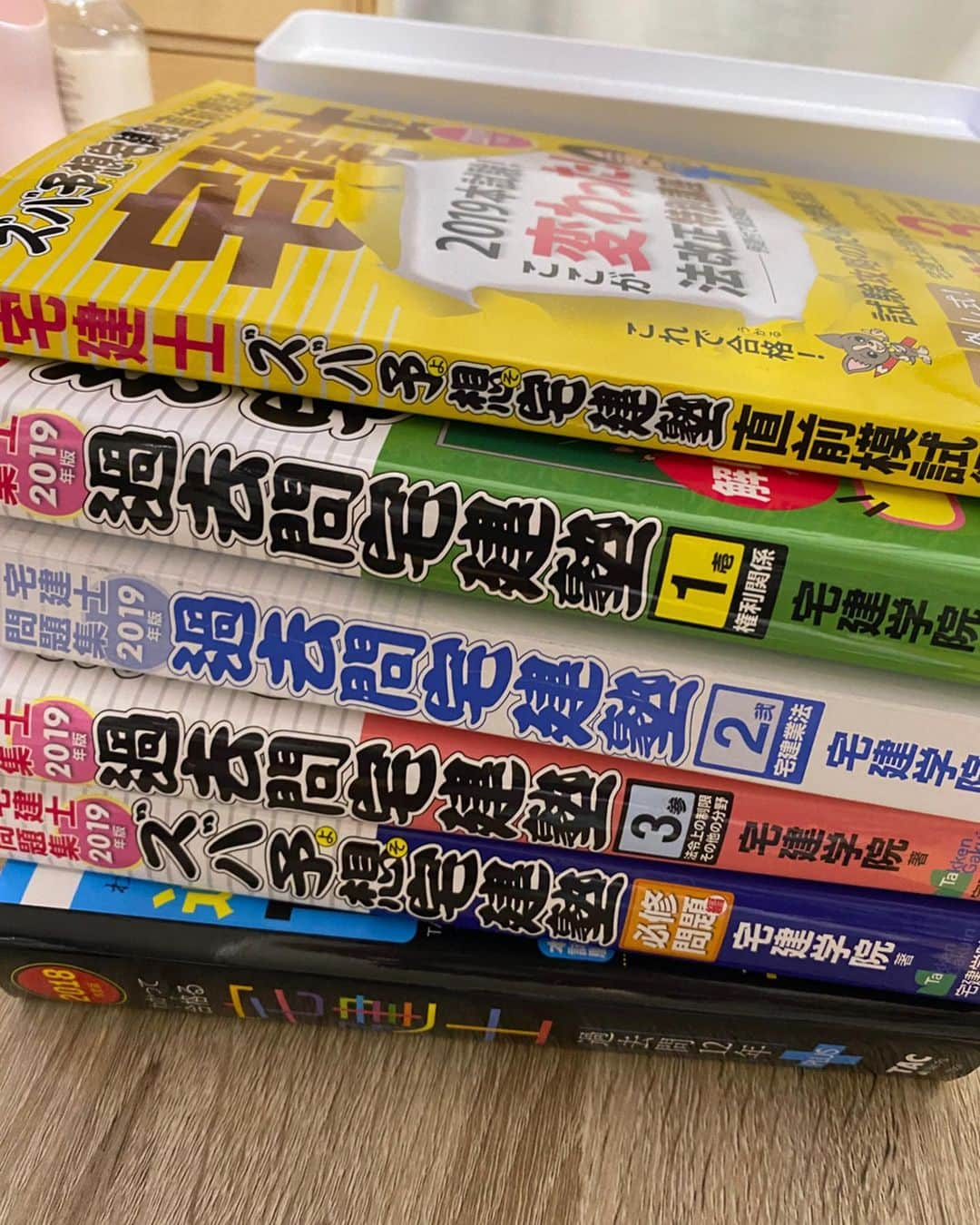 なちゅさんのインスタグラム写真 - (なちゅInstagram)「不動産頑張ってます🏠✨ 令和元年度の宅建士になれたので、 重説頑張ります‼︎ 民法改正勉強してます‼︎🖋 #宅建ちゃんねる 2がYouTubeで配信されてますので、是非見てください⭐️ @shikakusquare_official  #資格スクエア  都庁で #小池百合子 #東京都知事 に発行して頂いた時の記念の1枚。2月です。  2枚目は勉強の時必死に書き投ぐった #宅建 のメモ笑 本当宅建合格して人生変わりました🈴 恩師の資格スクエア田中先生のお蔭です✨ 私の勉強方については資格スクエアの宅建ちゃんねるでぶっちゃけてます笑  不動産屋として一生 スキルを磨き続けます!✨🏠🙇‍♀️✨ 引き続きよろしくお願い致します❣️」5月5日 12時12分 - nachudesu1223