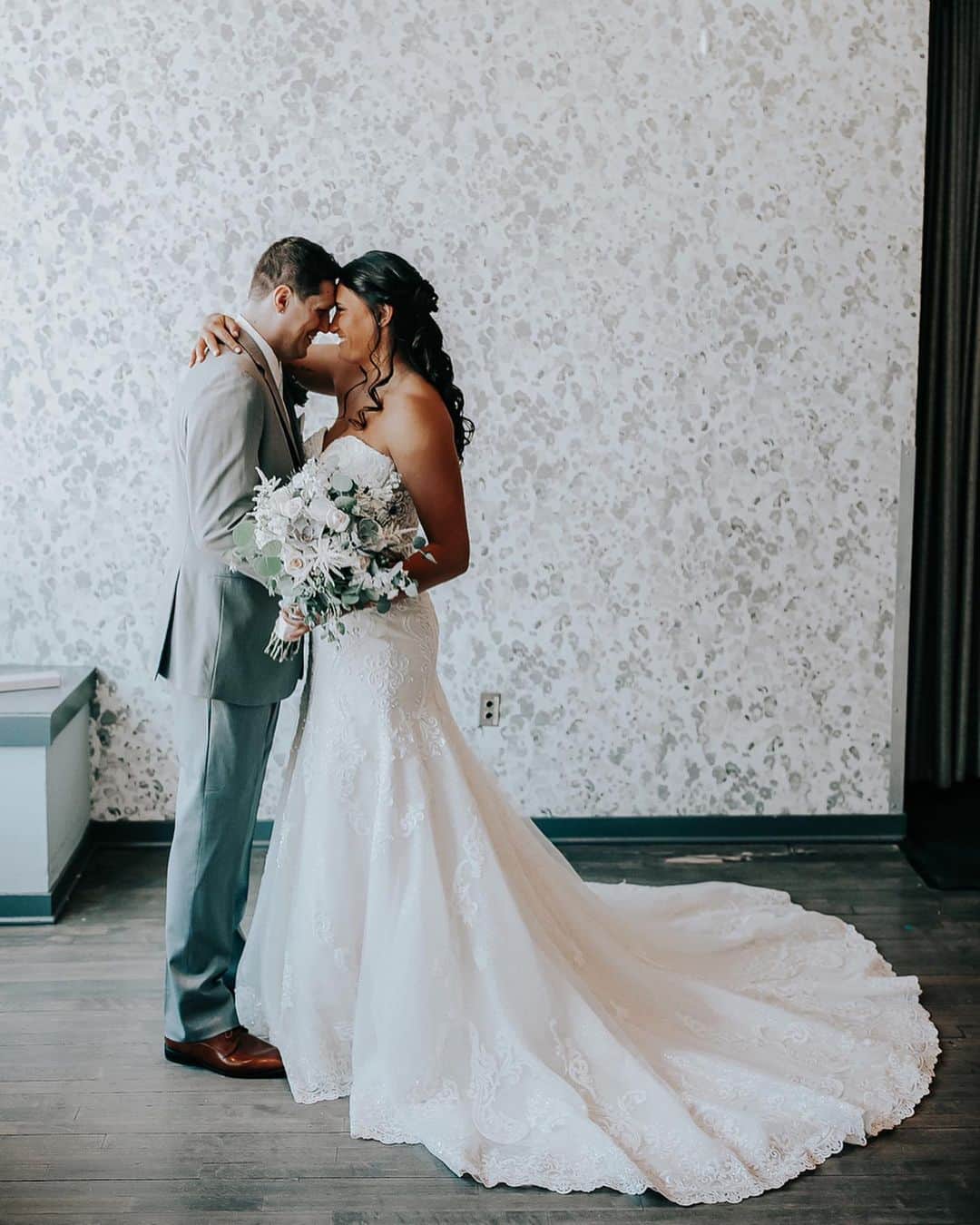 テトリ・ディクソンのインスタグラム：「One year married to this guy! First anniversary funtivities include making a bombbb 💣 dinner, getting in our most comfy ugly sweats, eating our wedding cake that we saved from our wedding day, and watching Star Wars (my first time 😬). Happy one year Joshua! 😘」