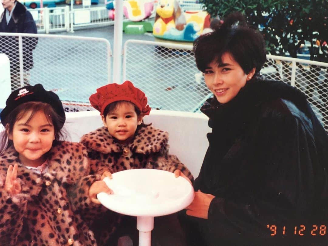 大塚莉奈のインスタグラム：「昔の写真見つけた^ - ^  右から母、私、姉✨  ここの遊園地どこだか、覚えていないのですが、わかりますか？？ 花やしきかなぁ？？ #family #遊園地 #コーヒーカップ #coffecup #instagood」
