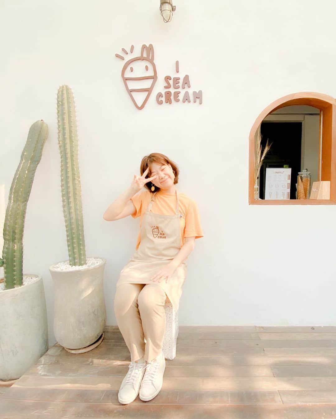 Song Sweet Songさんのインスタグラム写真 - (Song Sweet SongInstagram)「My ice cream cafe #iseacream_cafe 's special menu of this month 💕 เมนูพิเศษเดือนพค. ของร้านไอติม @iseacream_cafe ของสองเองฮะ~ ร้านกลับมาเปิดลั้น ตอนนี้มีทั้งแบบถ้วย แบบโคน และแบบวาฟเฟิลคัพค่า~~ ใครผ่านมาก็แวะมาลองชิมได้นะฮับ ร้านอยู่ชั้น1 ของโรงแรม @marinabangsaen และ! มุมถ่ายรูปรอบร้านเรา รับรองความคิ้วท์ด้วยเราเอง 555 ไม่เชื่อดูภาพปลากรอบดั้ยเล้ยย หรือถ้าใครมาร้านแล้วไม่มีคนถ่ายรูปให้ บอกได้นะฮะ เด๋วออกไปถ่ายให้น้าา ~^^ ． 。 . ． . .  #cafehoppingchonburi #chonburi #cafechonburi #chonburicafe #adayinchonburi #cafeteller #cafehop #cafehopping #thailand #thailandtravel #adayinthailand #reviewthailand #reviewchonburi #タイ旅行  #カフェ #맛집  #맛스타그램 #냠스타그램 #태국 #태국카페 #インスタ映え #촌부리 #unseenthailand #travelgram #คาเฟ่ชลบุรี #เที่ยวไทยเท่  #เที่ยวไทย #iseacream #iseacream_cafe」5月5日 12時25分 - songsweetsong