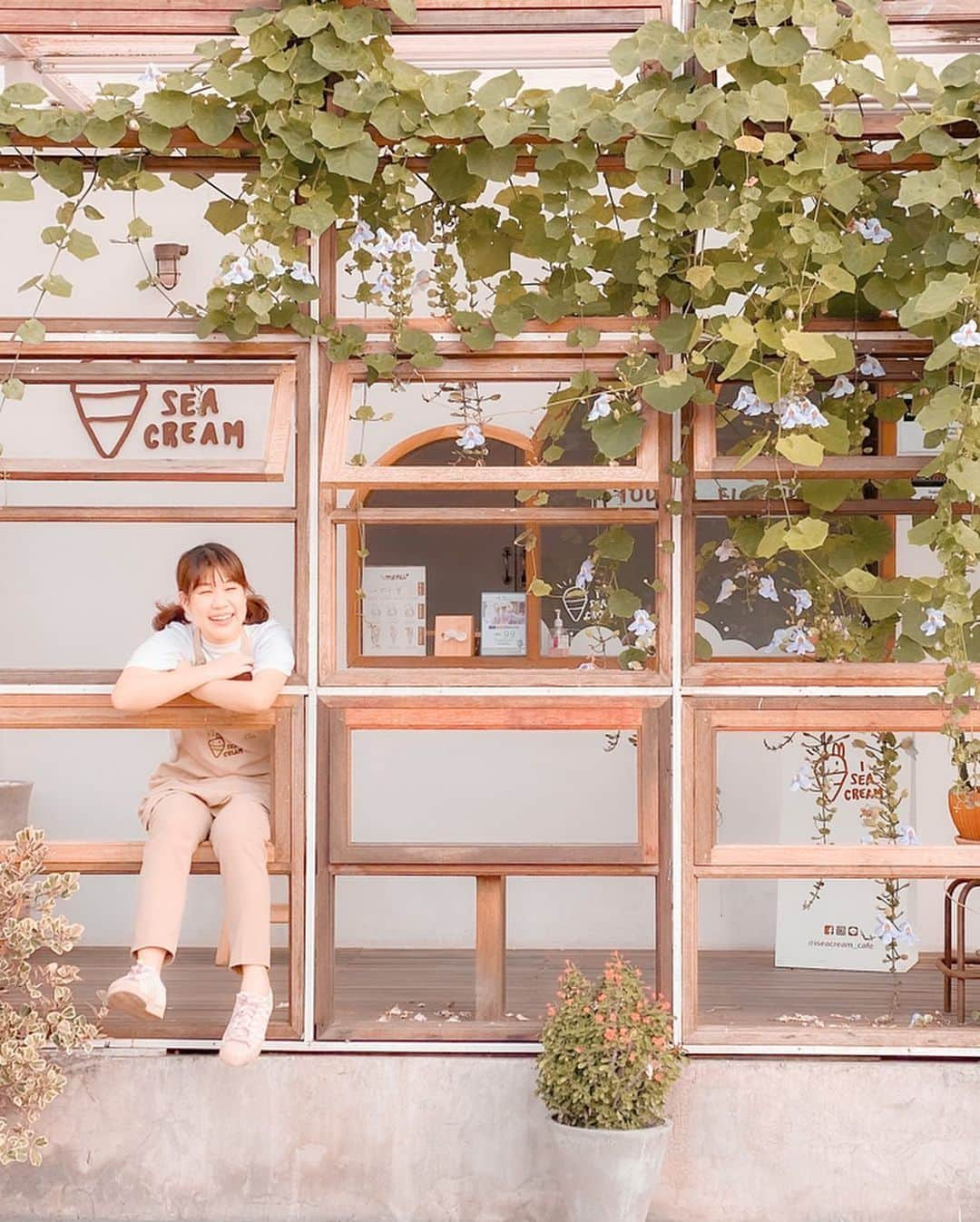 Song Sweet Songさんのインスタグラム写真 - (Song Sweet SongInstagram)「My ice cream cafe #iseacream_cafe 's special menu of this month 💕 เมนูพิเศษเดือนพค. ของร้านไอติม @iseacream_cafe ของสองเองฮะ~ ร้านกลับมาเปิดลั้น ตอนนี้มีทั้งแบบถ้วย แบบโคน และแบบวาฟเฟิลคัพค่า~~ ใครผ่านมาก็แวะมาลองชิมได้นะฮับ ร้านอยู่ชั้น1 ของโรงแรม @marinabangsaen และ! มุมถ่ายรูปรอบร้านเรา รับรองความคิ้วท์ด้วยเราเอง 555 ไม่เชื่อดูภาพปลากรอบดั้ยเล้ยย หรือถ้าใครมาร้านแล้วไม่มีคนถ่ายรูปให้ บอกได้นะฮะ เด๋วออกไปถ่ายให้น้าา ~^^ ． 。 . ． . .  #cafehoppingchonburi #chonburi #cafechonburi #chonburicafe #adayinchonburi #cafeteller #cafehop #cafehopping #thailand #thailandtravel #adayinthailand #reviewthailand #reviewchonburi #タイ旅行  #カフェ #맛집  #맛스타그램 #냠스타그램 #태국 #태국카페 #インスタ映え #촌부리 #unseenthailand #travelgram #คาเฟ่ชลบุรี #เที่ยวไทยเท่  #เที่ยวไทย #iseacream #iseacream_cafe」5月5日 12時25分 - songsweetsong