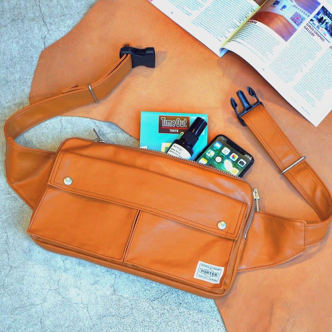 のインスタグラム：「こんにちは。 本日は、PORTER flagship storeにて展開中の「フリースタイル」よりウエストバッグをご紹介いたします。メイン素材には高密度に織り上げた10号キャンバスの表面にポリウレタンを圧着させた生地を使用しています。レザーのようにも見える独特の質感が最大の特徴です。後染めによる生地の収縮が独特の風合いを出しており、さらに製品完成後に揉むことによってシワ感を出しています。  本日ご紹介するウエストバッグは、ウエストバッグとしてはもちろん、斜め掛けにしてショルダーバッグとしてもお使いいただけます。ちょっとした外出や、ご旅行の際のサブバッグなどにおすすめのアイテムです。  こちらの商品は、吉田カバン オフィシャルオンラインストアにてご購入いただくことが可能です。 是非この機会にご覧くださいませ。 ※PORTER OMOTESANDO・MARUNOUCHI・OSAKAは当面の間休業となります。何卒ご理解いただきますよう宜しくお願い申し上げます。  フリースタイル ウエストバッグ ¥15,500（税別） size:W295/H170/D20mm https://www.yoshidakaban.com/sp/product/101398.html  #yoshidakaban #porter #luggagelabel #吉田カバン #ポーター #porteryoshida #porterflagshipstore #porterstand #porterexchange #px #kurachikabyporter #potr #madeinjapan #japan #instagood #instalike #instabag #omotesando #marunouchi #osaka #freestyle #waistbag #trip #tlavel」