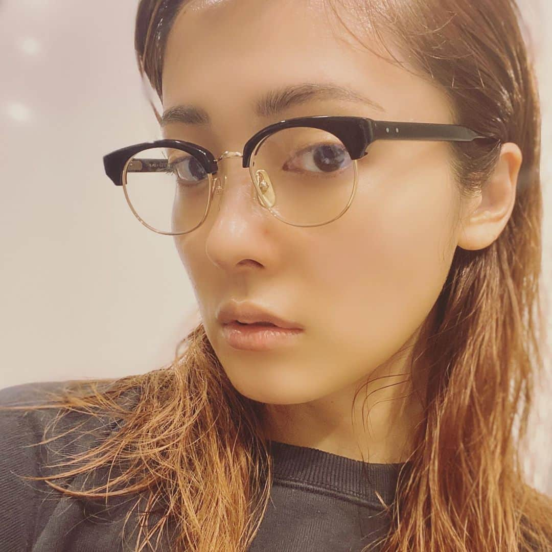 平山あやさんのインスタグラム写真 - (平山あやInstagram)「今日のメガネシリーズ👓  #stayhome #ステイホーム #家にいよう  #today #まだまだ頑張らねばいけないね #みんなで一緒に #ありがとう #followｍe」5月5日 12時21分 - aya_hirayama