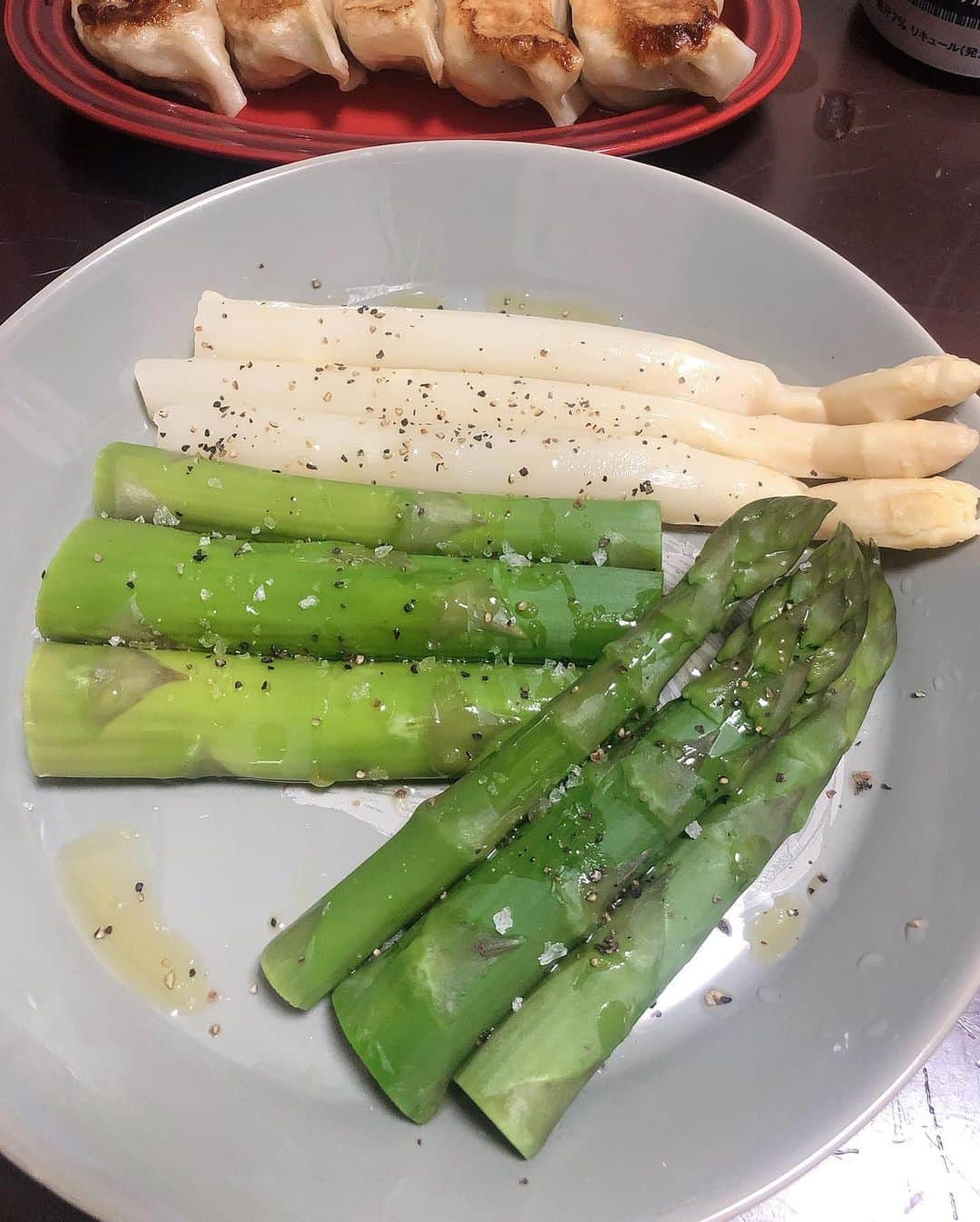 東出真緒さんのインスタグラム写真 - (東出真緒Instagram)「北海道の野菜頼り🎁 ガレット美味しい〜🥔 アスパラもフレッシュで最高でした✨✨ . #まおまんま #北海道野菜」5月5日 12時33分 - mao_bigmama_vn