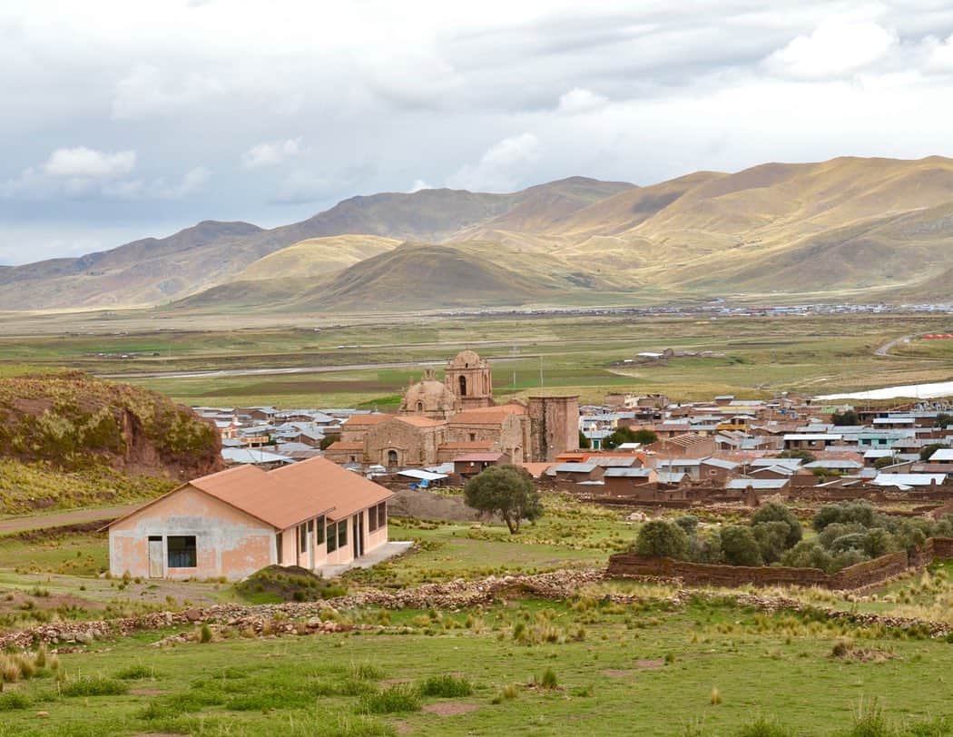 小林希さんのインスタグラム写真 - (小林希Instagram)「❤︎思い出トリップ 16❤︎﻿ ペルーのプカラ〜プーノ。﻿ マチュピチュのあと﻿ その拠点となる﻿ クスコを経ち﻿ チチカカ湖の町プーノへ。﻿ 途中で、プカラという﻿ 小さなインカ時代の町に﻿ 立ち寄った。﻿ アンデス山脈の﻿ クスコ谷に広がる静かな﻿ 田舎町。﻿ 町の守護神﻿ トリトデプカラが、まるで﻿ 沖縄のシーソーのように﻿ 屋根や門の上にいました。﻿ ﻿ 標高の高い山を越えて﻿ やっとプーノに着くと﻿ なんて大都会。﻿ 赤色の家並みが﻿ チチカカ湖を抱くように﻿ 建っていた。﻿ そのなか、﻿ プーノの散策もできずに﻿ 私はふたたび高山病に。﻿ 酸素を吸入して、﻿ 地元の薬局で売っている﻿ お薬を飲んでなんとか復活。﻿ ﻿ 大自然のなか、寄り添うように﻿ 人の暮らしがある。﻿ むしろその自然をみて、﻿ 置かれた環境を知って﻿ 生き抜く術を知っていて。﻿ ﻿ ゴールデンウィークも﻿ あと少し。﻿ 緊急事態宣言も延長され﻿ 自粛が続きますが、﻿ 頑張りましょう！﻿ ﻿ ❤︎MEMORIES OF TRIP 16❤︎﻿ Pucara to Puno in Peru﻿ After staying at Cusco,I visited Puno located on the shore of Lake Titicaca. ﻿ Before visiting the town,I dropped by at Pucara which is small town in Inca era.﻿ Pucara  is located in Cusco valley in Andes mountains and a small rural town.﻿ The guardian deity of the town,TORITO DE PUCARA on roofs and gates was like Shisa of Okinawa.﻿ ﻿ I crossed high mountains and finally arrived at Puno.It was big town.﻿ Red houses were built as if they held the lake.﻿ During that time, I developed altitude sickness again and I couldn't walk around Puno. ﻿ I inhaled oxygen and took medicine which was sold in a local pharmacy and I recovered.﻿ In an environment surrounded by beautiful nature,﻿ people live hand in hand.﻿ Rather by seeing the nature,people understand their environment and know the way to live life.﻿ ﻿ Golden Week is almost over.﻿ The state of emergency nationwide was extended.﻿ Though you have to restrain yourself,let's get over this difficulty.﻿ ﻿ #思い出トリップ#美しい村#travel#trip#journey#travel#trip#journey#旅行好きな人と繋がりたい#南米 #peru #ペルー﻿ #プカラ#pukara#puno#プーノ﻿」5月5日 12時29分 - nozokoneko
