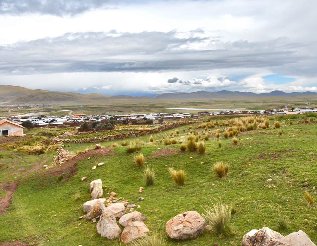 小林希さんのインスタグラム写真 - (小林希Instagram)「❤︎思い出トリップ 16❤︎﻿ ペルーのプカラ〜プーノ。﻿ マチュピチュのあと﻿ その拠点となる﻿ クスコを経ち﻿ チチカカ湖の町プーノへ。﻿ 途中で、プカラという﻿ 小さなインカ時代の町に﻿ 立ち寄った。﻿ アンデス山脈の﻿ クスコ谷に広がる静かな﻿ 田舎町。﻿ 町の守護神﻿ トリトデプカラが、まるで﻿ 沖縄のシーソーのように﻿ 屋根や門の上にいました。﻿ ﻿ 標高の高い山を越えて﻿ やっとプーノに着くと﻿ なんて大都会。﻿ 赤色の家並みが﻿ チチカカ湖を抱くように﻿ 建っていた。﻿ そのなか、﻿ プーノの散策もできずに﻿ 私はふたたび高山病に。﻿ 酸素を吸入して、﻿ 地元の薬局で売っている﻿ お薬を飲んでなんとか復活。﻿ ﻿ 大自然のなか、寄り添うように﻿ 人の暮らしがある。﻿ むしろその自然をみて、﻿ 置かれた環境を知って﻿ 生き抜く術を知っていて。﻿ ﻿ ゴールデンウィークも﻿ あと少し。﻿ 緊急事態宣言も延長され﻿ 自粛が続きますが、﻿ 頑張りましょう！﻿ ﻿ ❤︎MEMORIES OF TRIP 16❤︎﻿ Pucara to Puno in Peru﻿ After staying at Cusco,I visited Puno located on the shore of Lake Titicaca. ﻿ Before visiting the town,I dropped by at Pucara which is small town in Inca era.﻿ Pucara  is located in Cusco valley in Andes mountains and a small rural town.﻿ The guardian deity of the town,TORITO DE PUCARA on roofs and gates was like Shisa of Okinawa.﻿ ﻿ I crossed high mountains and finally arrived at Puno.It was big town.﻿ Red houses were built as if they held the lake.﻿ During that time, I developed altitude sickness again and I couldn't walk around Puno. ﻿ I inhaled oxygen and took medicine which was sold in a local pharmacy and I recovered.﻿ In an environment surrounded by beautiful nature,﻿ people live hand in hand.﻿ Rather by seeing the nature,people understand their environment and know the way to live life.﻿ ﻿ Golden Week is almost over.﻿ The state of emergency nationwide was extended.﻿ Though you have to restrain yourself,let's get over this difficulty.﻿ ﻿ #思い出トリップ#美しい村#travel#trip#journey#travel#trip#journey#旅行好きな人と繋がりたい#南米 #peru #ペルー﻿ #プカラ#pukara#puno#プーノ﻿」5月5日 12時29分 - nozokoneko