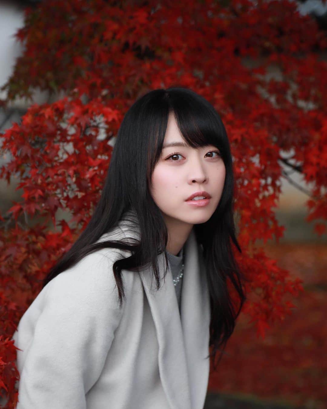 千倉里菜のインスタグラム：「紅葉をバックに🍁✨ . . . _ #紅葉 #京都 #ポートレート #portrait #autumnleaves #kyoto #kyotojapan」